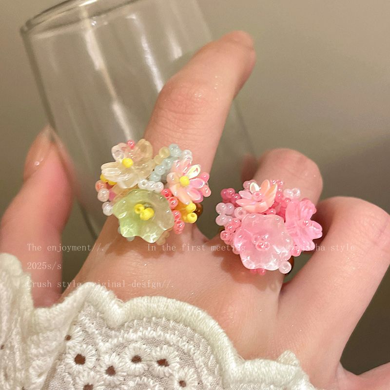 Dopamine Hydrangea flower Ring for women, early spring vacation style, girlish heart index finger ring, dazzling new beaded ring Application Scenario