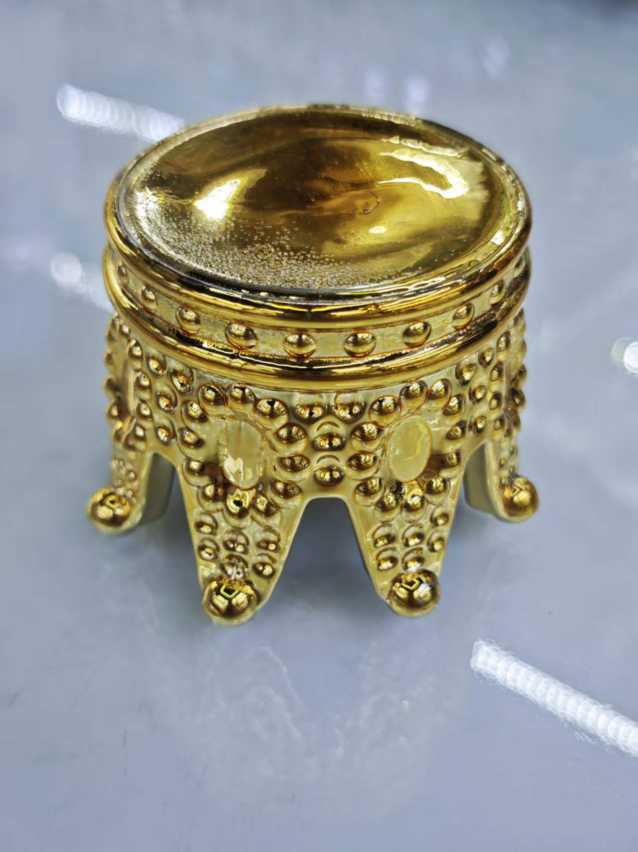 The Golden Crown Creative portable ashtray features a heat-resistant design for household ashtrays Application Scenario