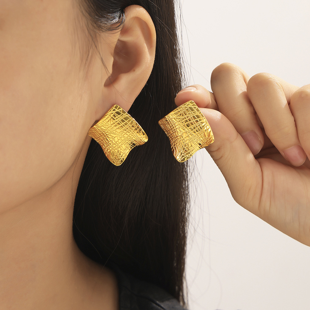 European and American ins style, irregular and uneven design, French retro stud short stainless steel earrings Application Scenario