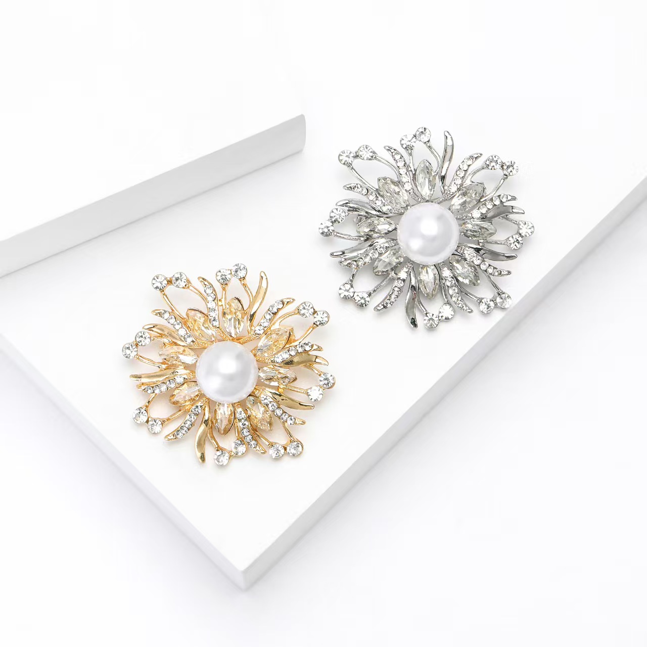 Classic and elegant alloy pearl rhinestone eternal flower brooch, gentle and generous women's dress brooch accessory pin