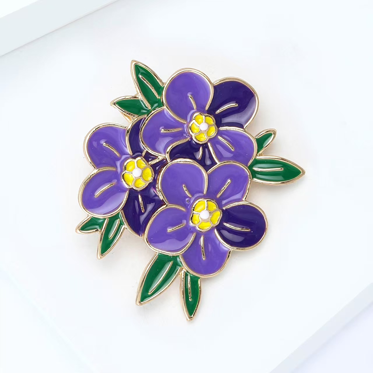 Cross-border fresh enamel European and American enamel flower brooch, elegant and versatile suit accessory brooch, clothing accessory brooch, brooch pin Application Scenario