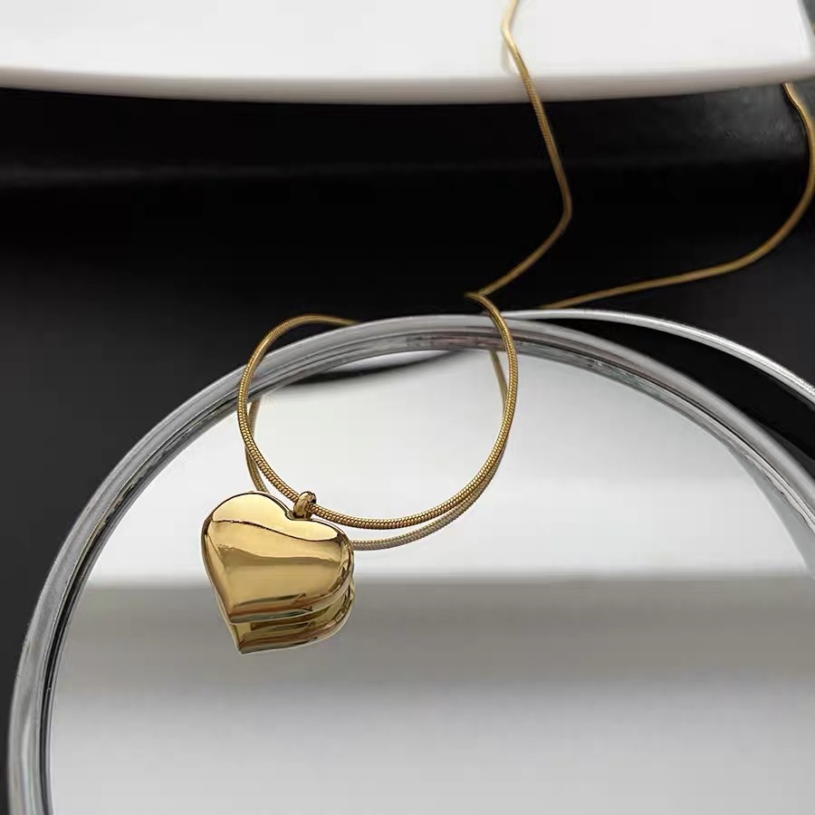 This is a simple and exquisite heart-shaped necklace with a Japanese and Korean style. It features a unique and niche design for women and is versatile. It is made of titanium steel and does not fade Specification image