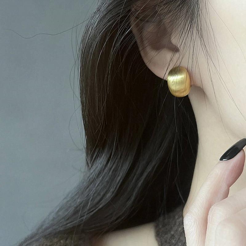 Wholesale of European and American fashion exaggerated earrings, retro alloy trendy earrings, geometric diamond-encrusted long stud accessories Application Scenario
