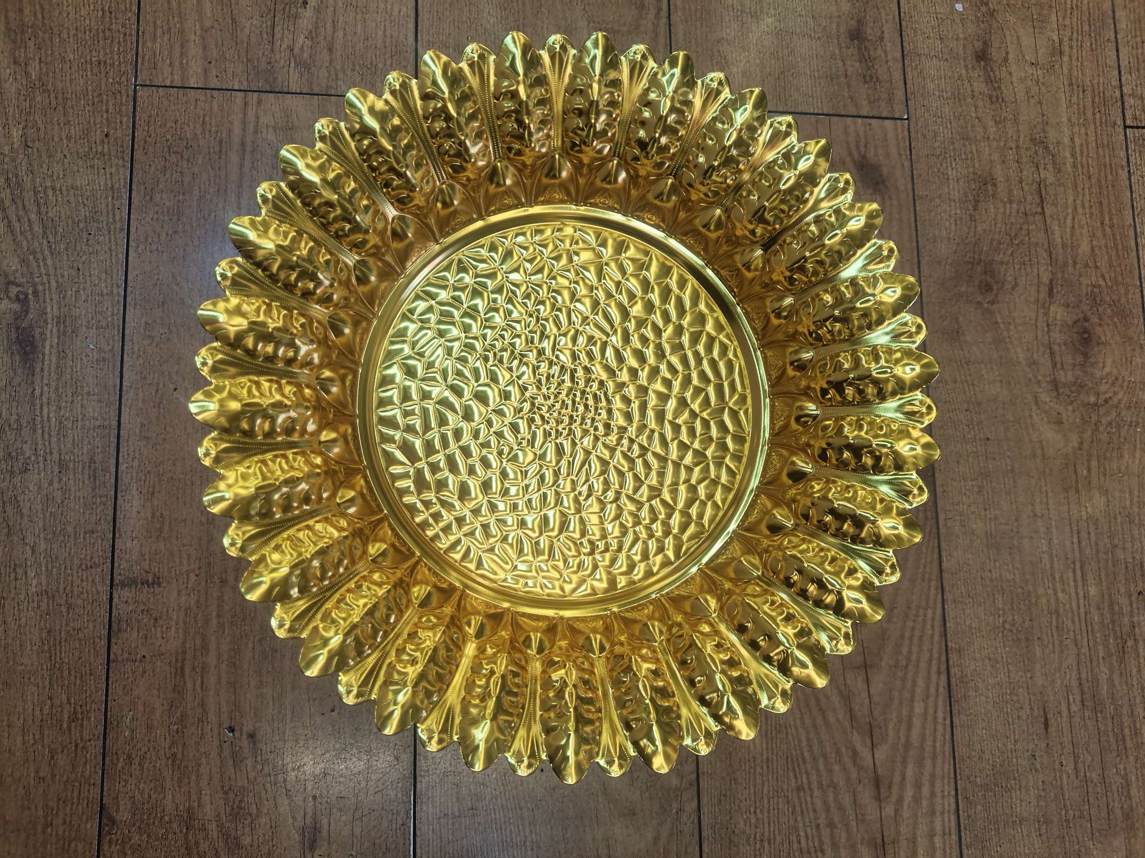 Thai fruit platters, gilded metal handicrafts, gift items, creative decorations, and excellent choices for giving as presents
