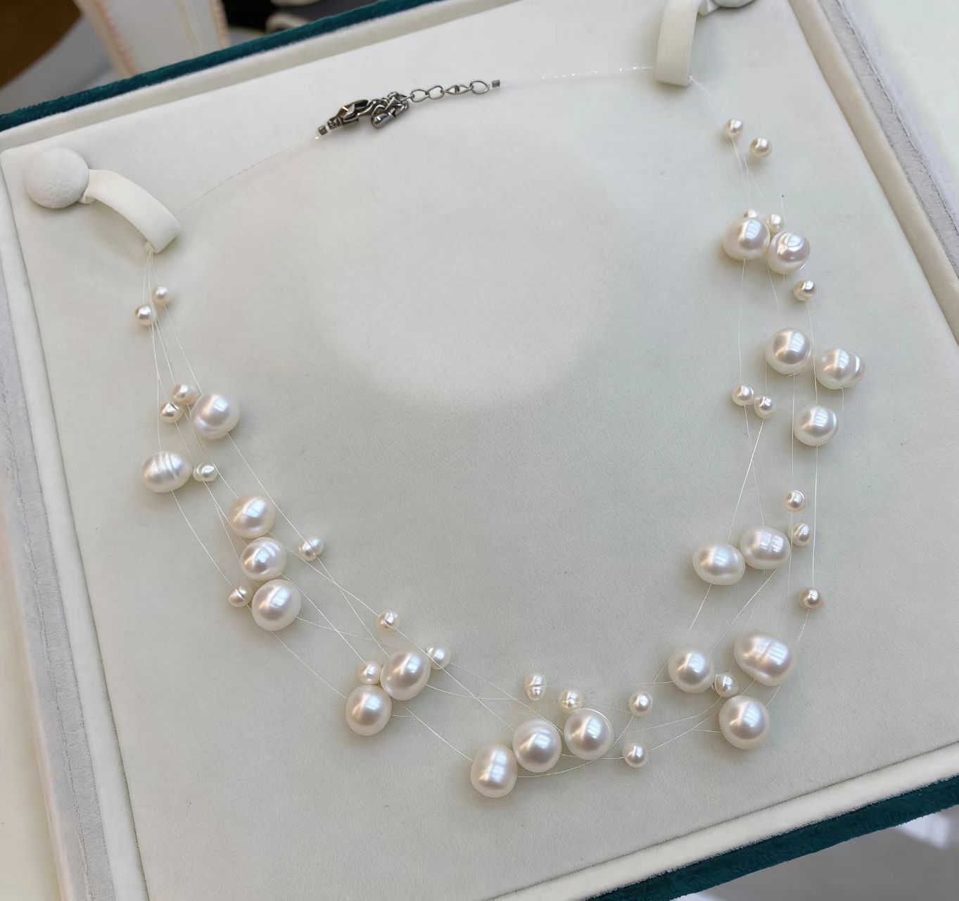 The best-selling "Full Sky Stars" five-layer hand-woven pearl necklace features a light luxury and niche design that can be worn all year round
