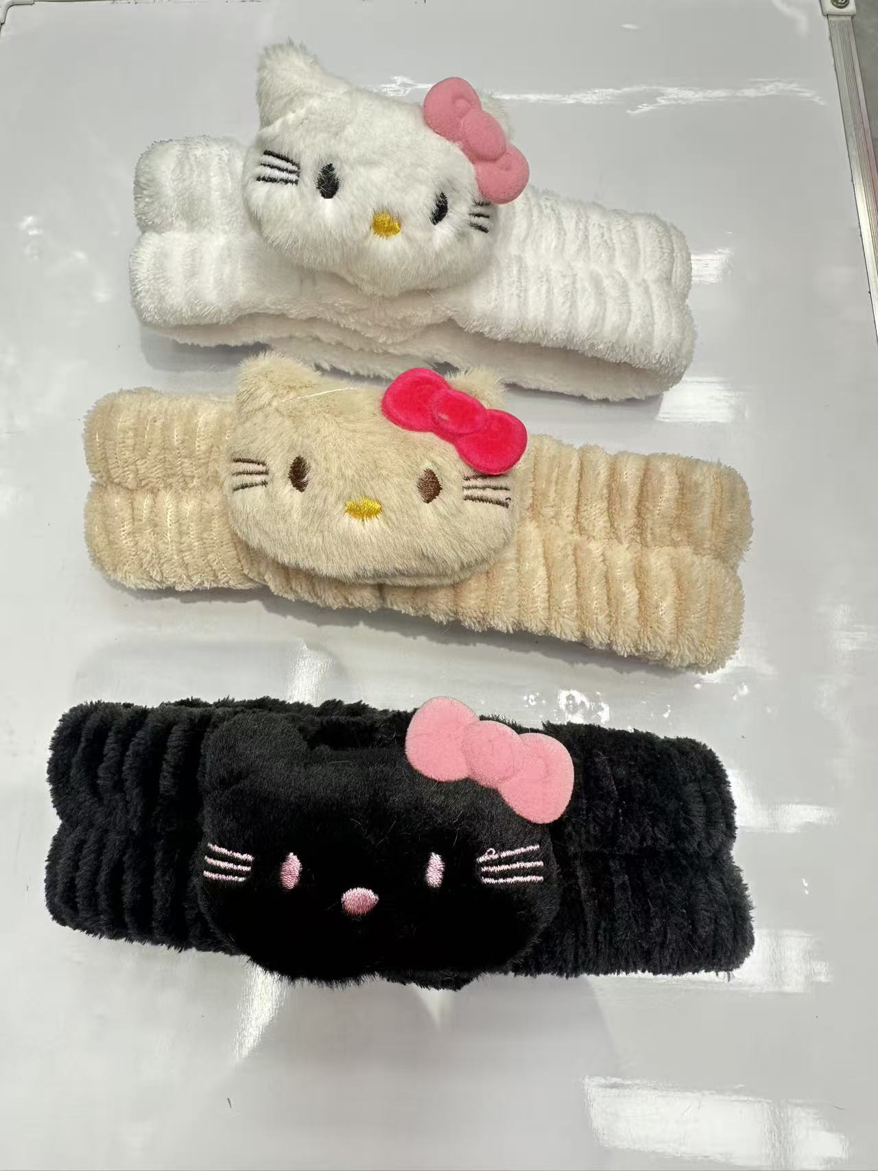 FLY1968Hello Kitty four-color plush hair band, embroidered bow hair accessory, cute hair band for girls and children, cute girl hair band details Picture