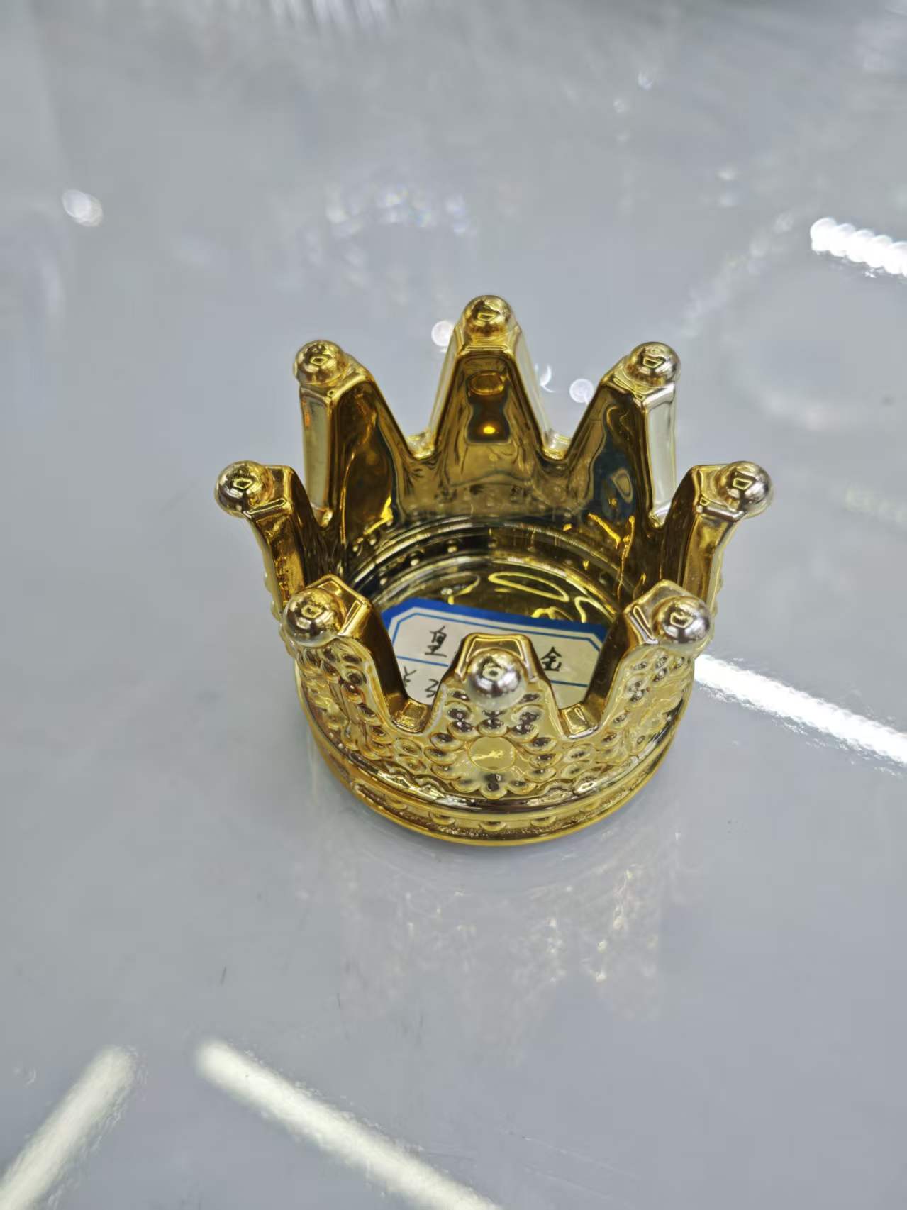 The Golden Crown Creative portable ashtray features a heat-resistant design for household ashtrays