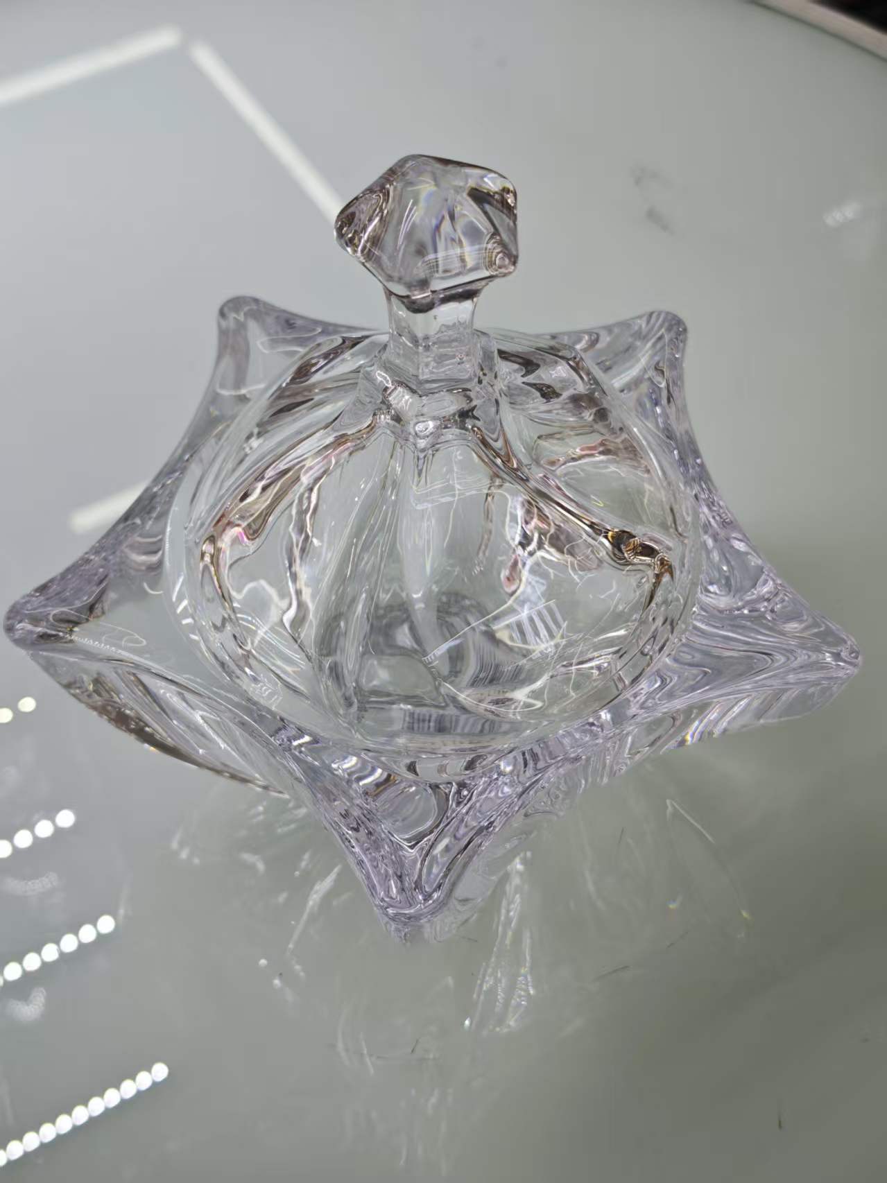 Transparent glass vase, a simple Nordic-style home decoration item, suitable for the living room and bedroom Specification image