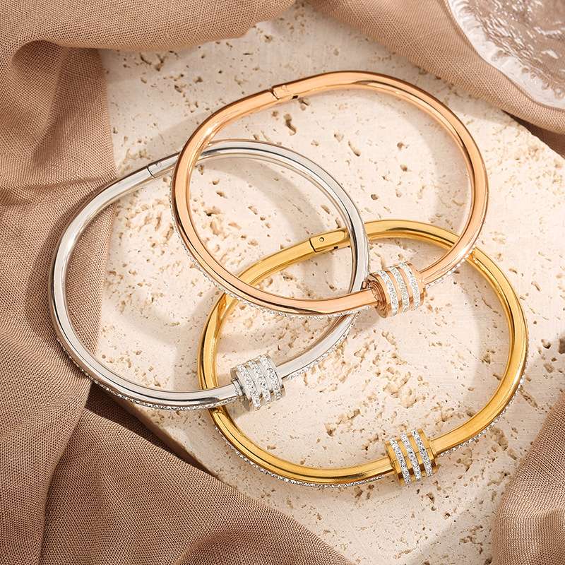 Wholesale of new titanium steel ins rose gold simple diamond-encrusted and gold-plated women's bracelets from Europe and America Wholesale of new titanium steel ins rose gold simple diamond-encrusted and gold-plated women's bracelets from Europe and America