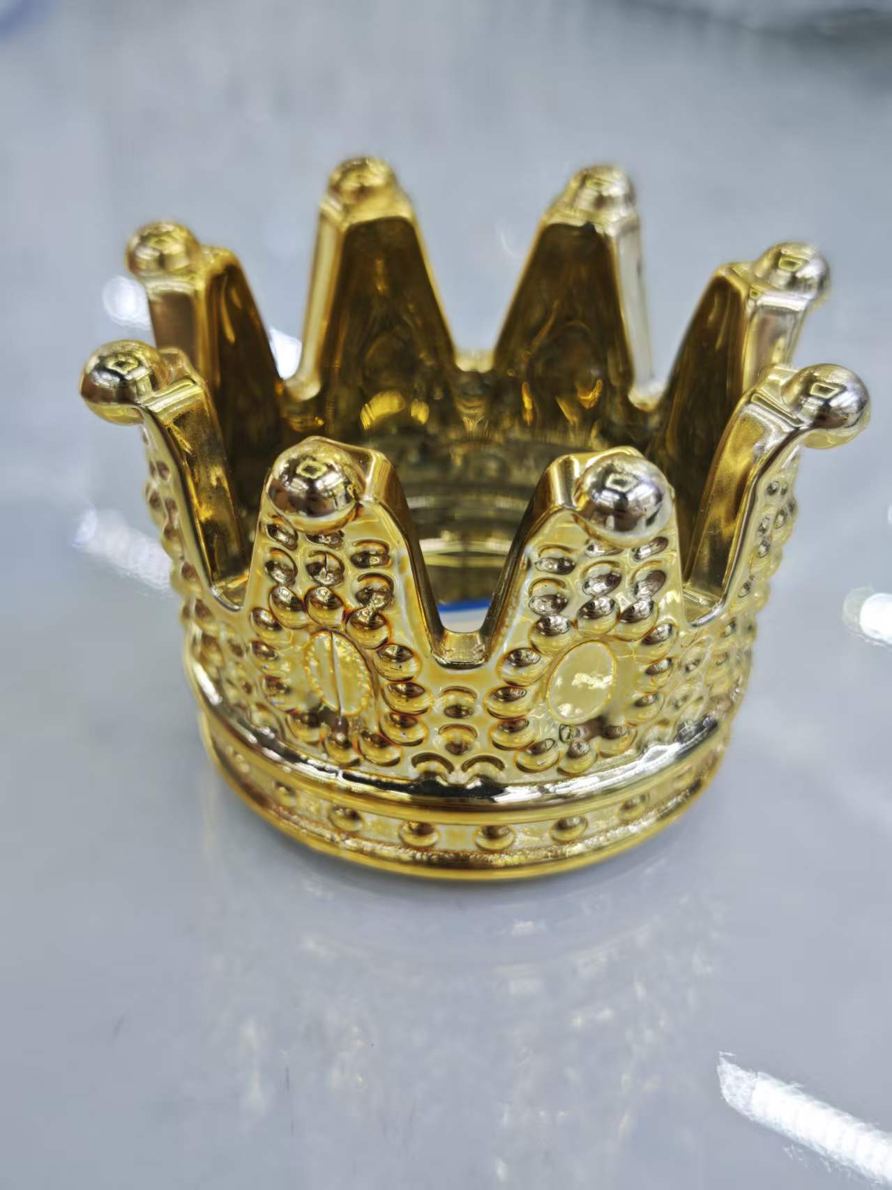 The Golden Crown Creative portable ashtray features a heat-resistant design for household ashtrays Specification image