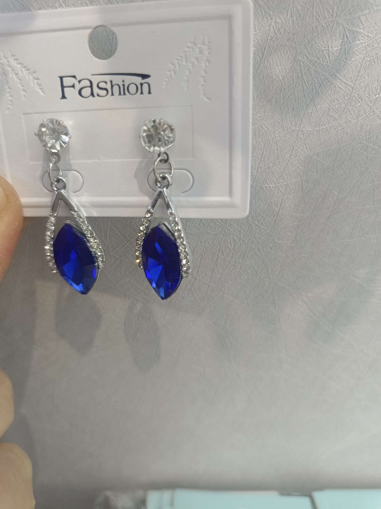 Fashionable pendant alloy colored earrings for women, simple and luxurious design, suitable for daily wear Fashionable pendant alloy colored earrings for women, simple and luxurious design, suitable for daily wear