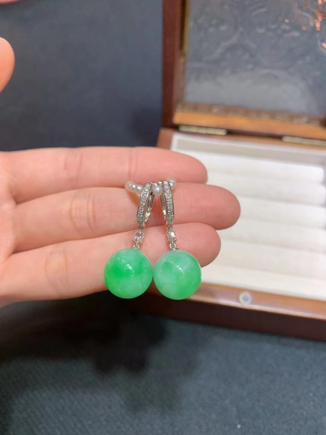 正宗缅甸翡翠镶嵌南非钻18K白金小圆珠耳环细节图