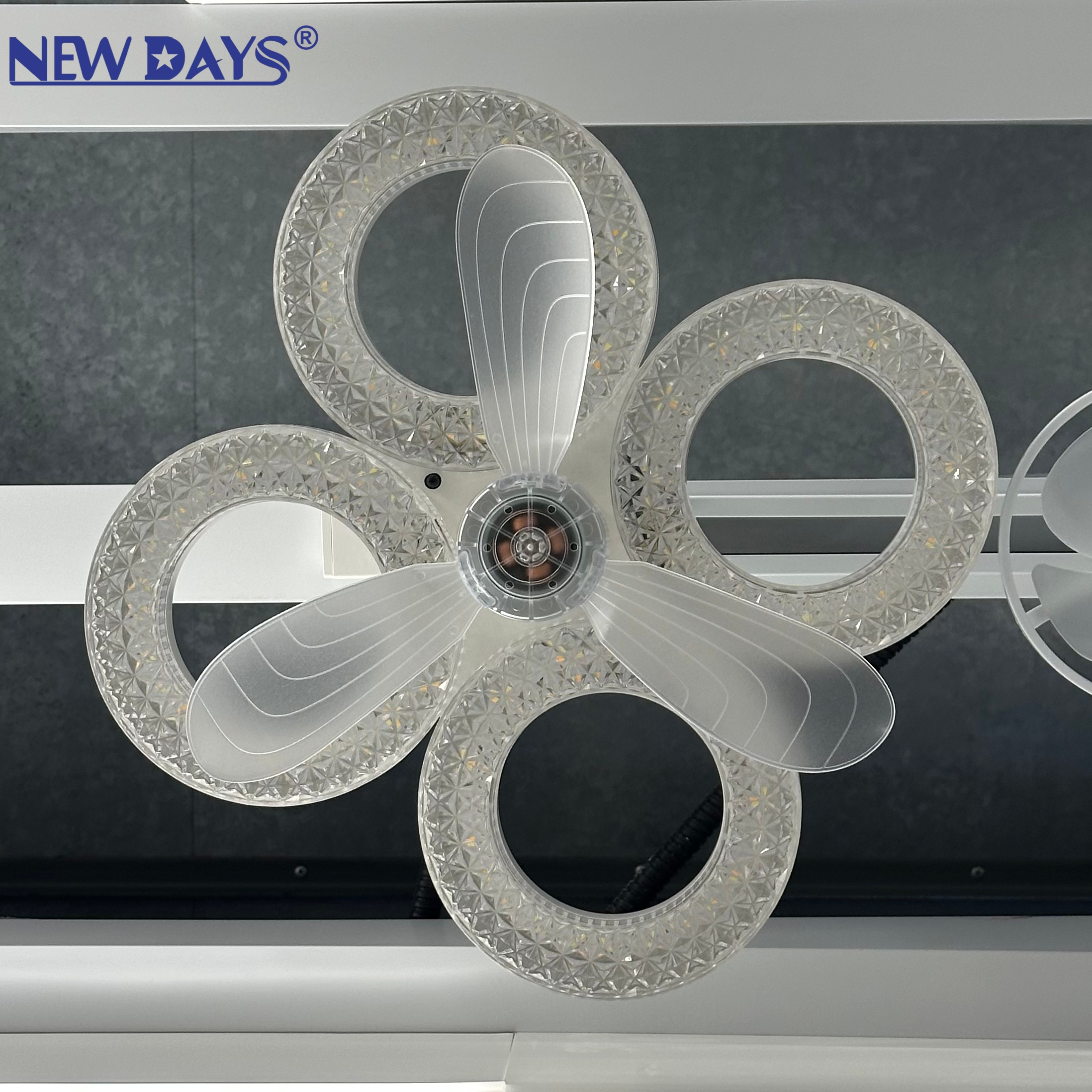 NEWDAYS brand cross border new arrival led cristal succión ventilador de techo luz de tres tonos con control remoto cabeza de lámpara E27 desmontable lámpara de ahorro de energía details Picture