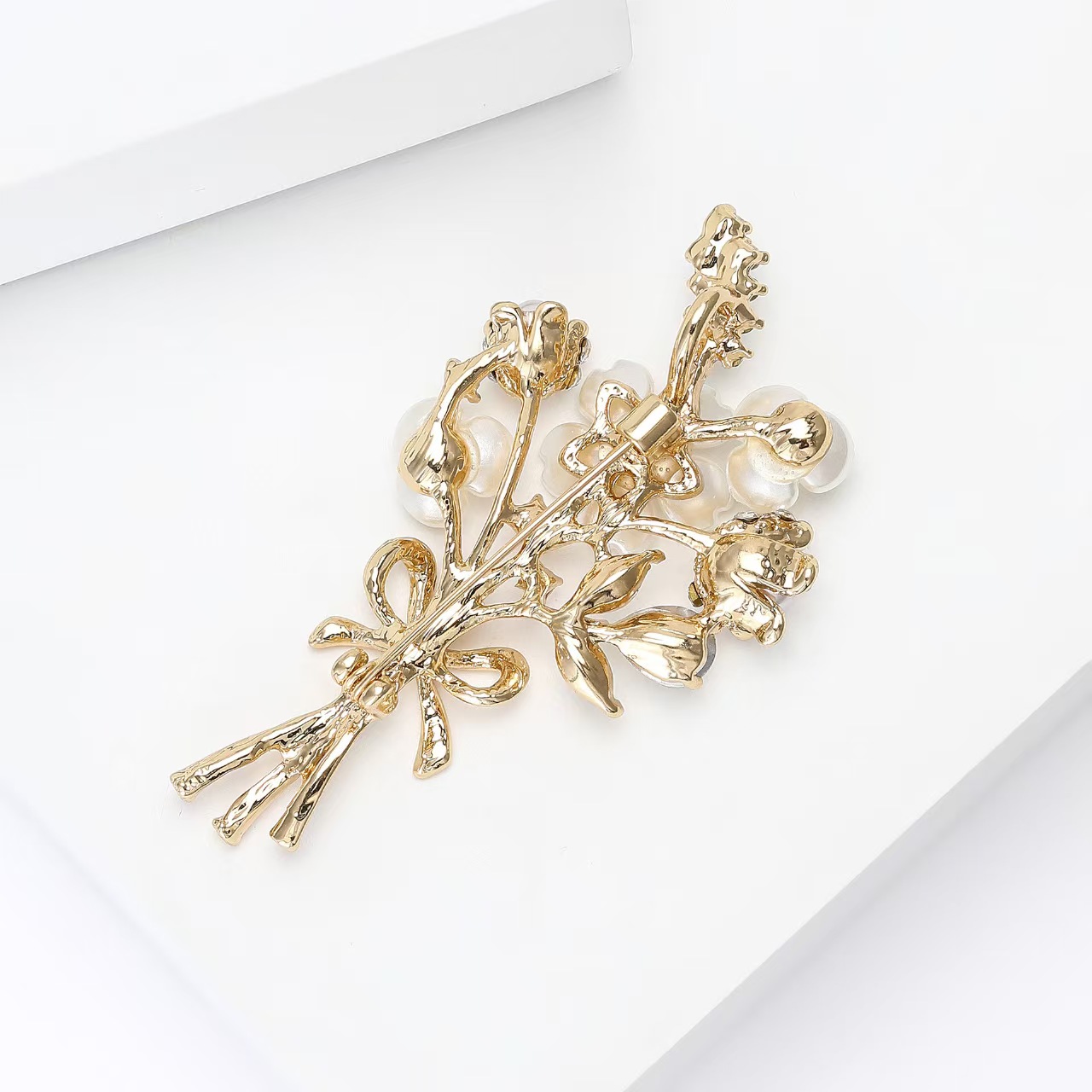 High-end and light luxury plum blossom bouquet alloy rhinestone brooch, elegant and refined women's clothing brooch accessory pin details Picture