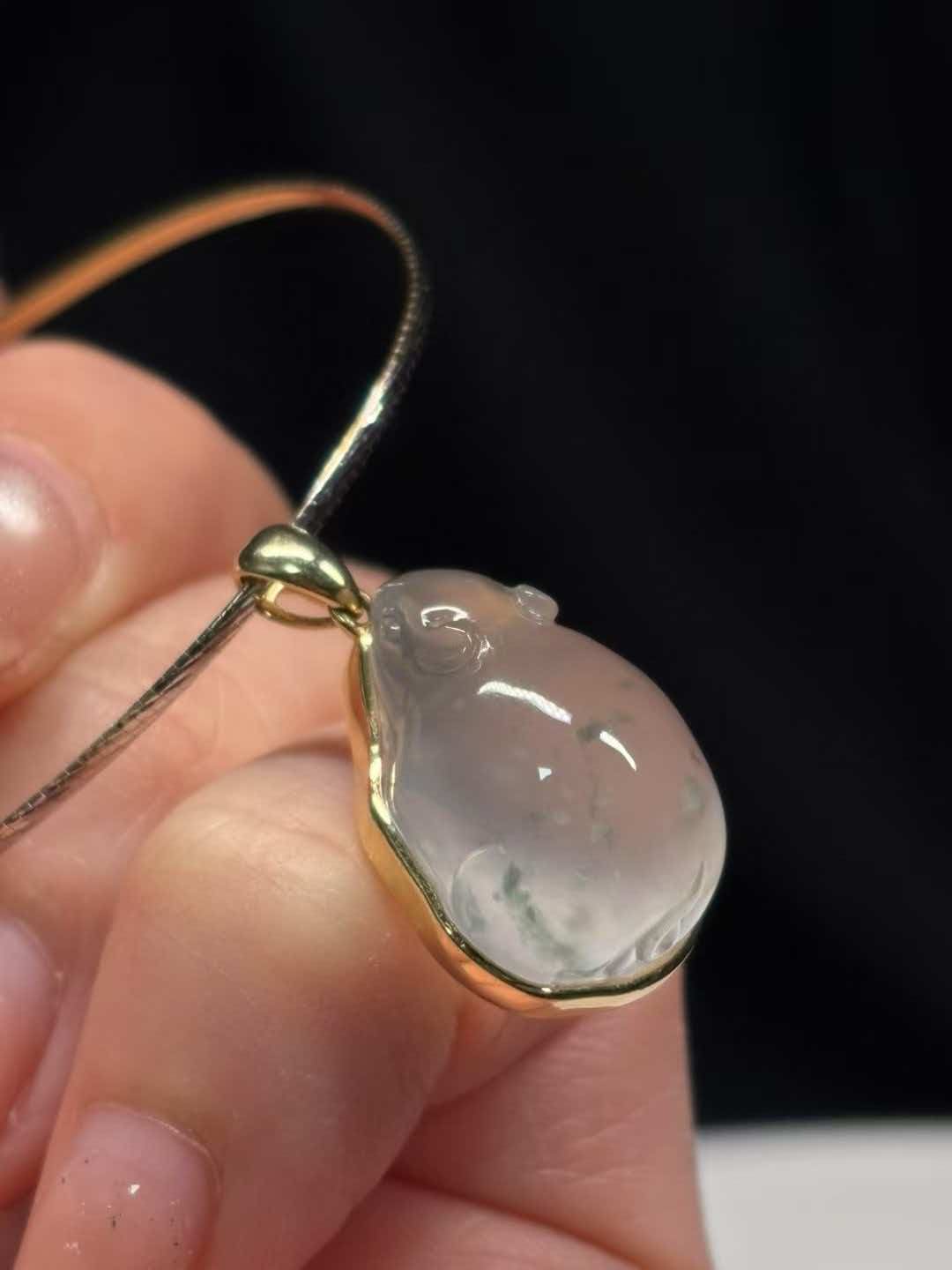 正宗缅甸翡翠冰种漂花起光镶嵌18K黄金金钱鼠细节图