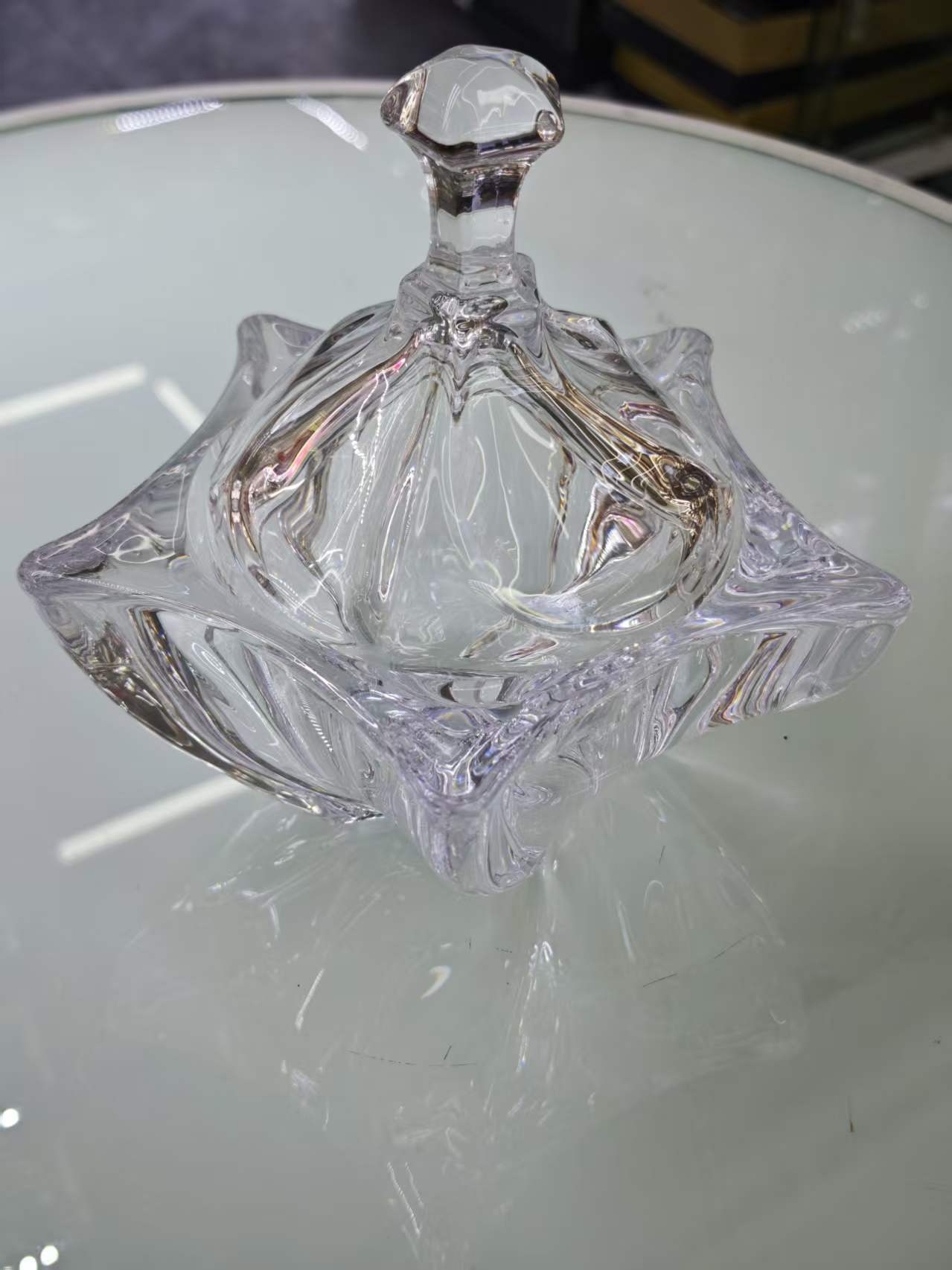 Transparent glass vase, a simple Nordic-style home decoration item, suitable for the living room and bedroom Application Scenario
