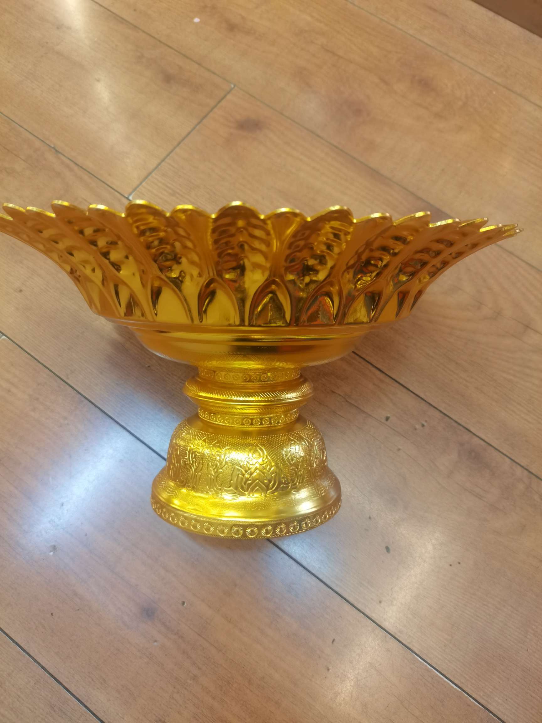 Thai fruit platters, gilded metal handicrafts, gift items, creative decorations, and excellent choices for giving as presents details Picture
