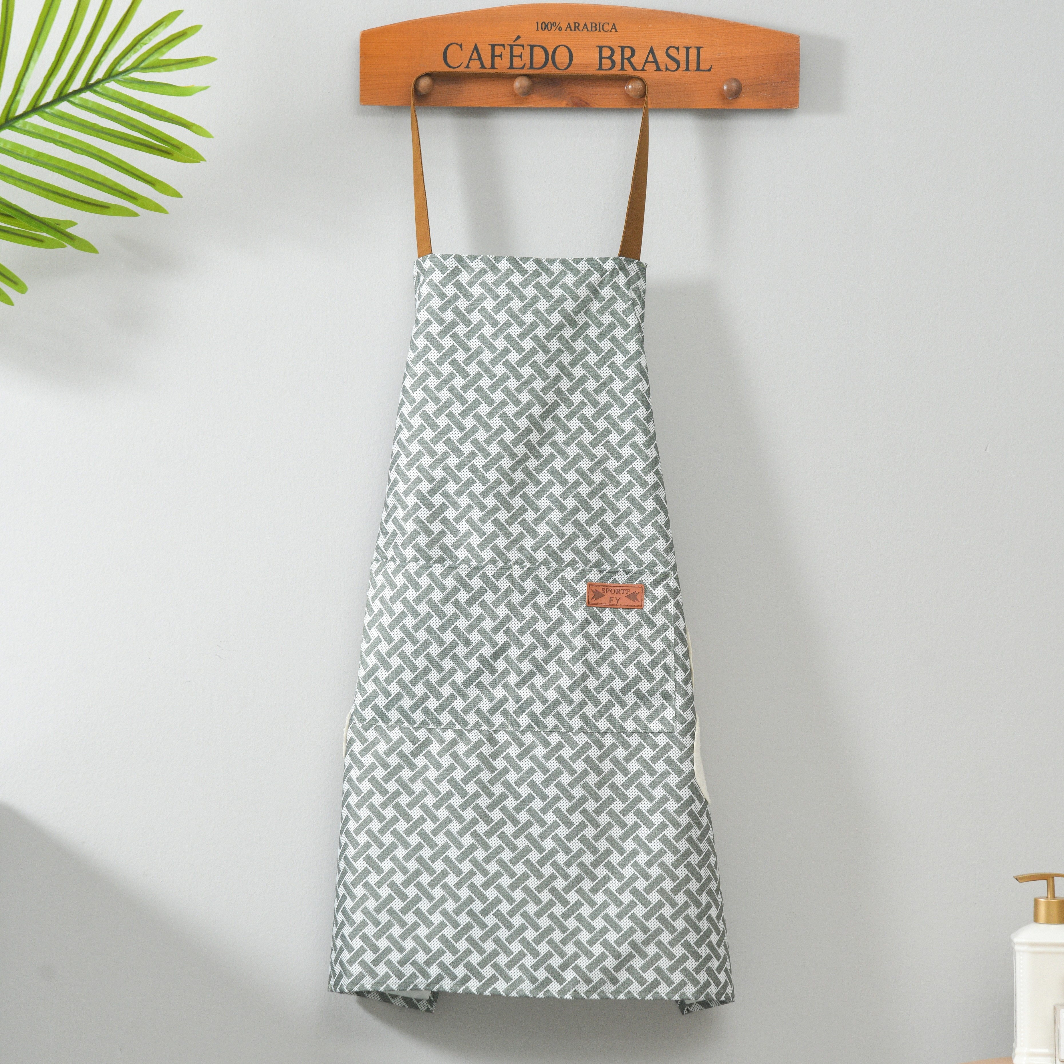 The household apron is oil-resistant and washable. The large apron is a durable kitchen utensware and a must-have for housewives Specification image