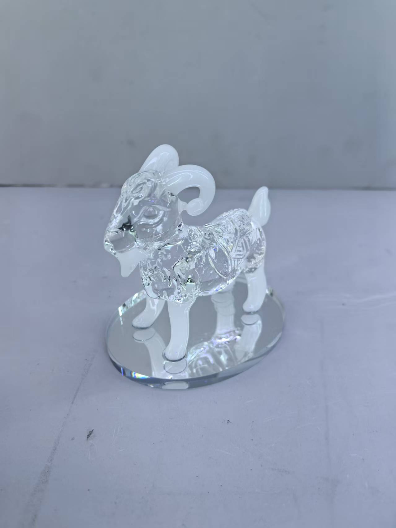 Transparent glass material sheep-shaped sculpture main body decoration, home decoration art decoration details Picture
