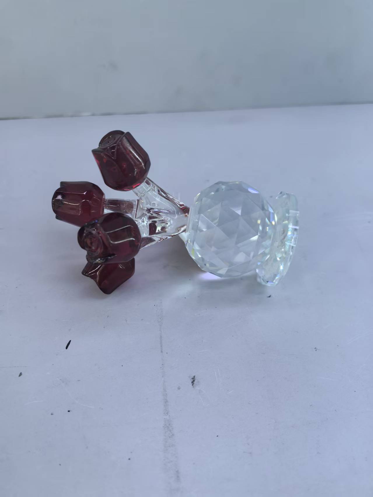 A romantic bouquet of glass roses and a glass vase for your girlfriend's birthday Application Scenario