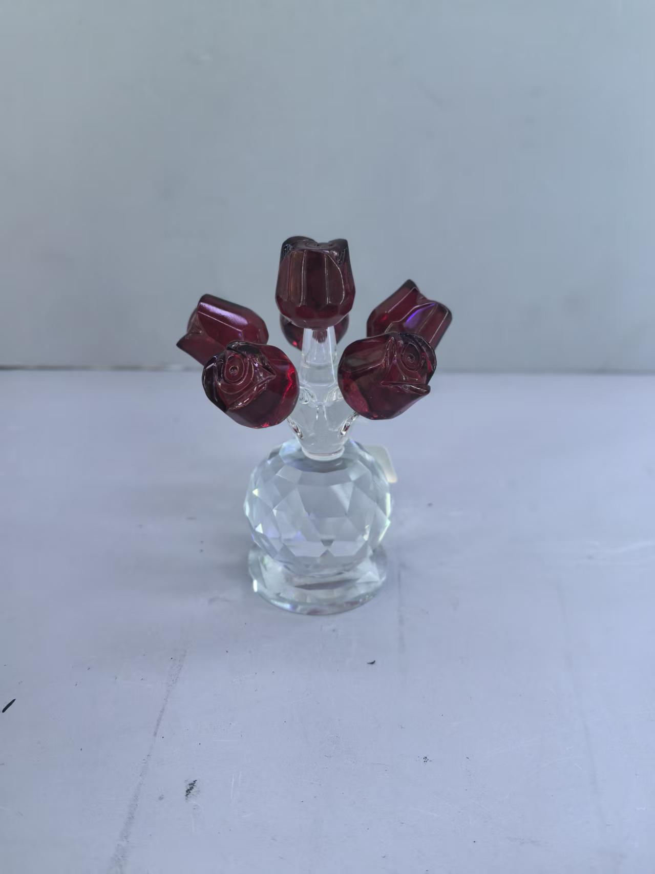 A romantic bouquet of glass roses and a glass vase for your girlfriend's birthday details Picture