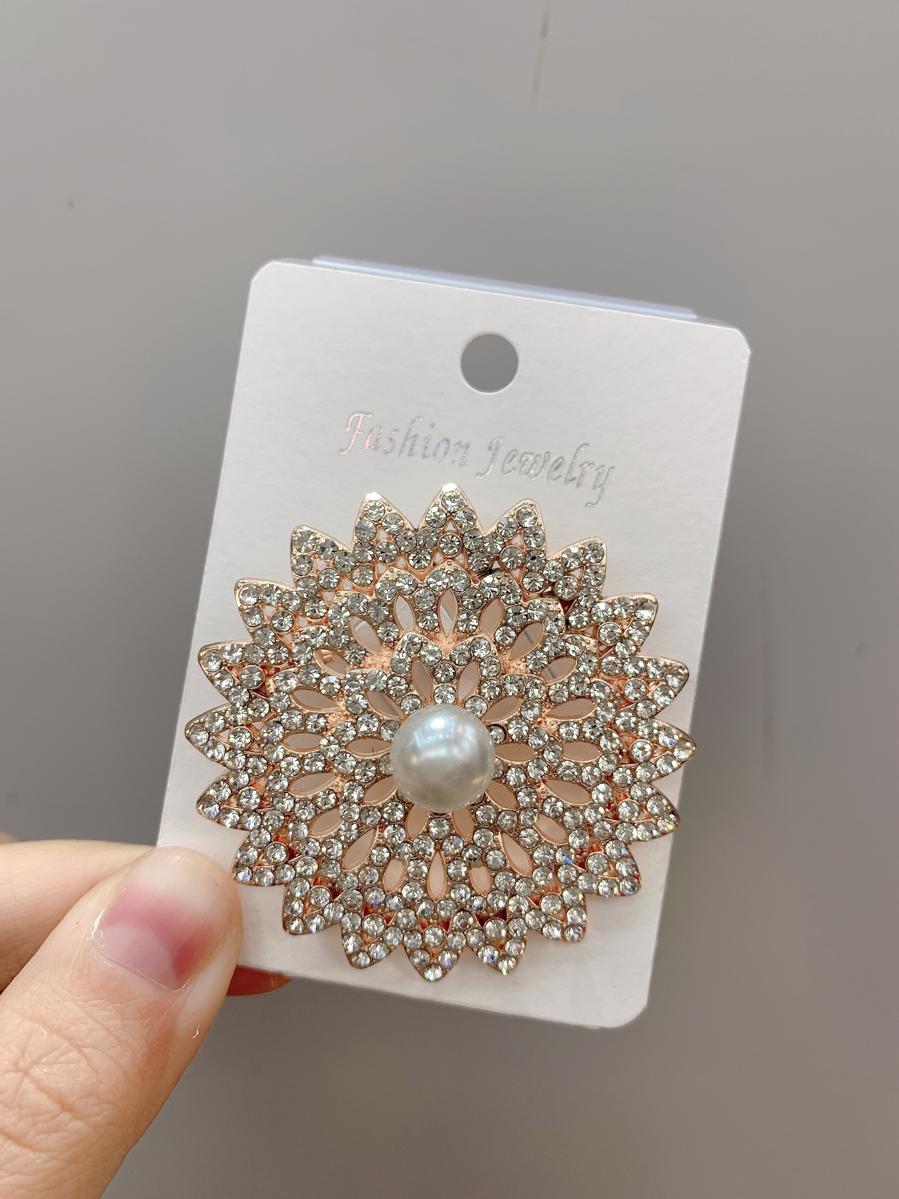 时尚珠宝花朵造型胸针精致优雅女性饰品通勤礼物水晶水钻玻璃产品图