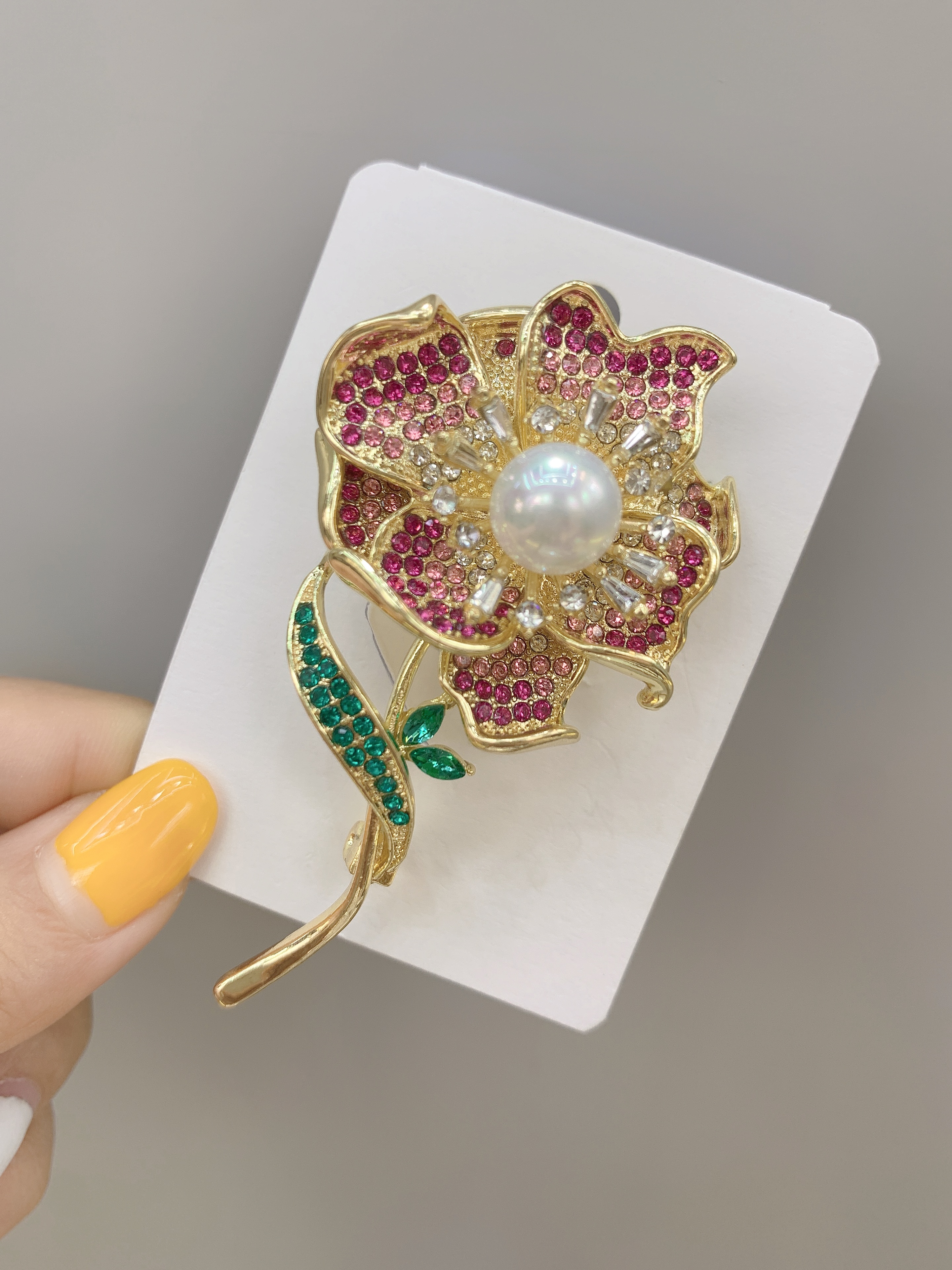 时尚珠宝花朵造型胸针精致优雅女性饰品通勤礼物水晶水钻玻璃白底实物图