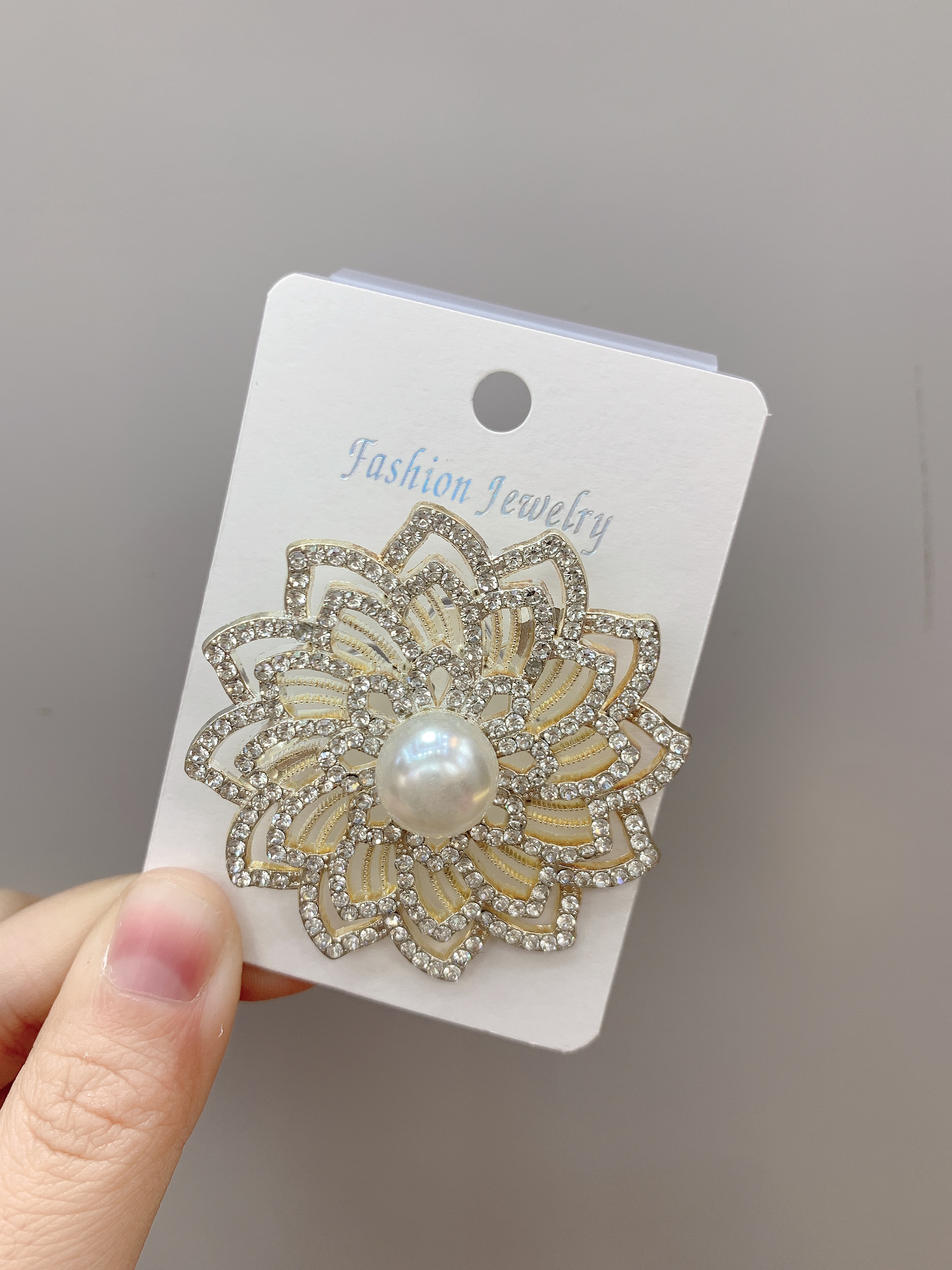 时尚珠宝花朵造型胸针精致优雅女性饰品通勤礼物水晶水钻玻璃