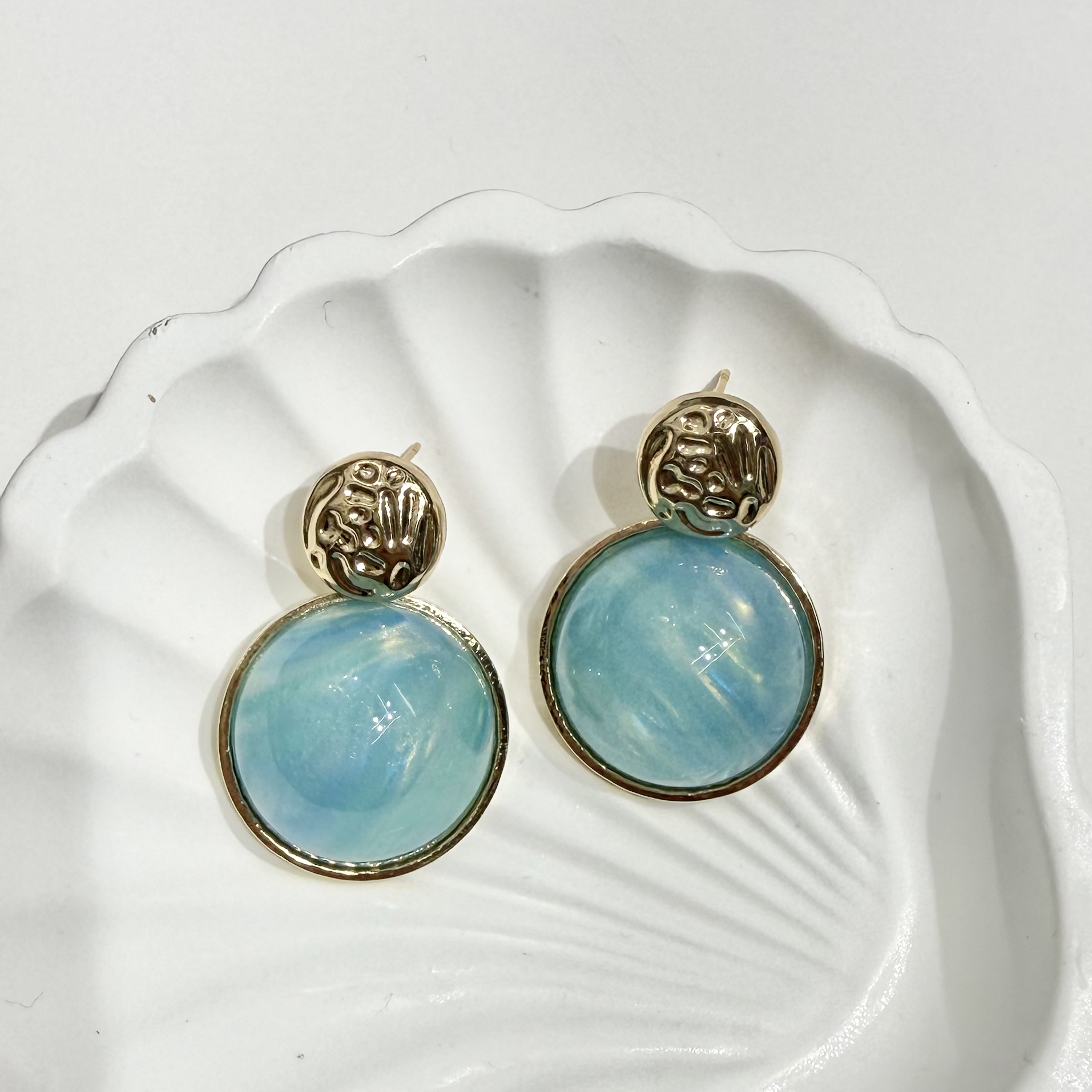 French light luxury round abalone shell earrings, high-end, niche and elegant, versatile earrings, women's silver needle earrings, stud earrings