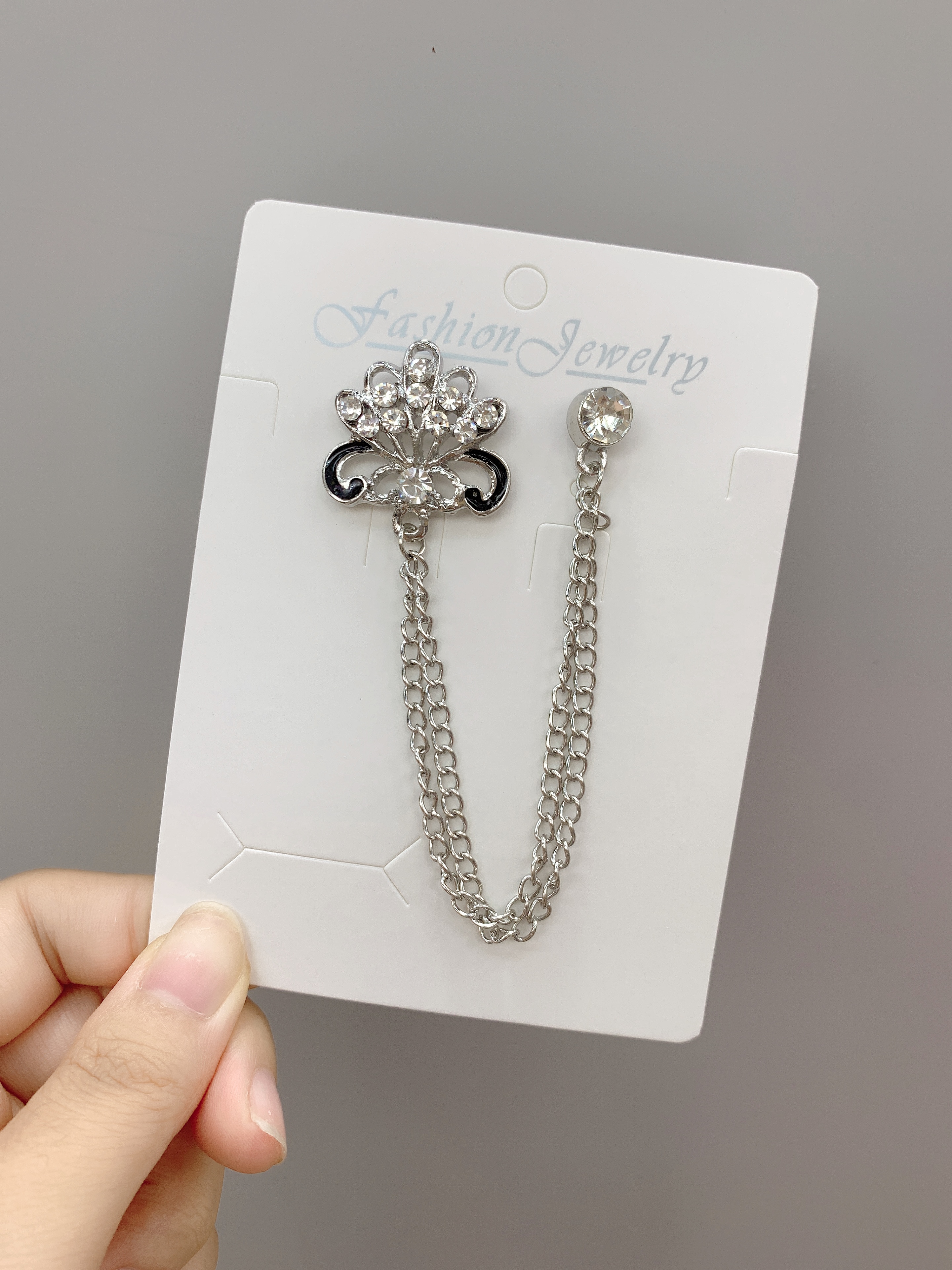 跨境新款胸针轻奢 水晶花朵胸针 高级百搭 重工合金胸针流苏男士胸针白底实物图