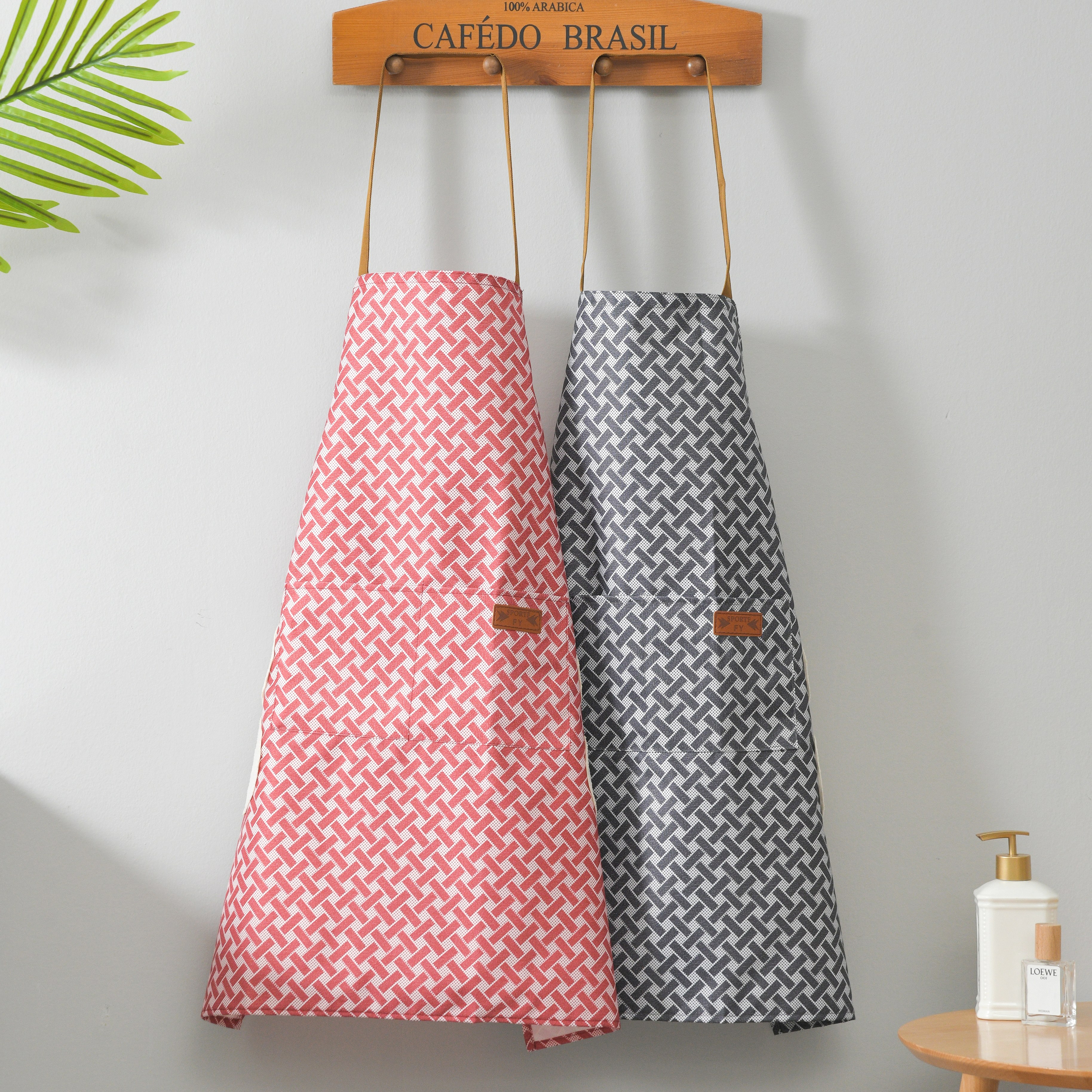 The household apron is oil-resistant and washable. The large apron is a durable kitchen utensware and a must-have for housewives details Picture