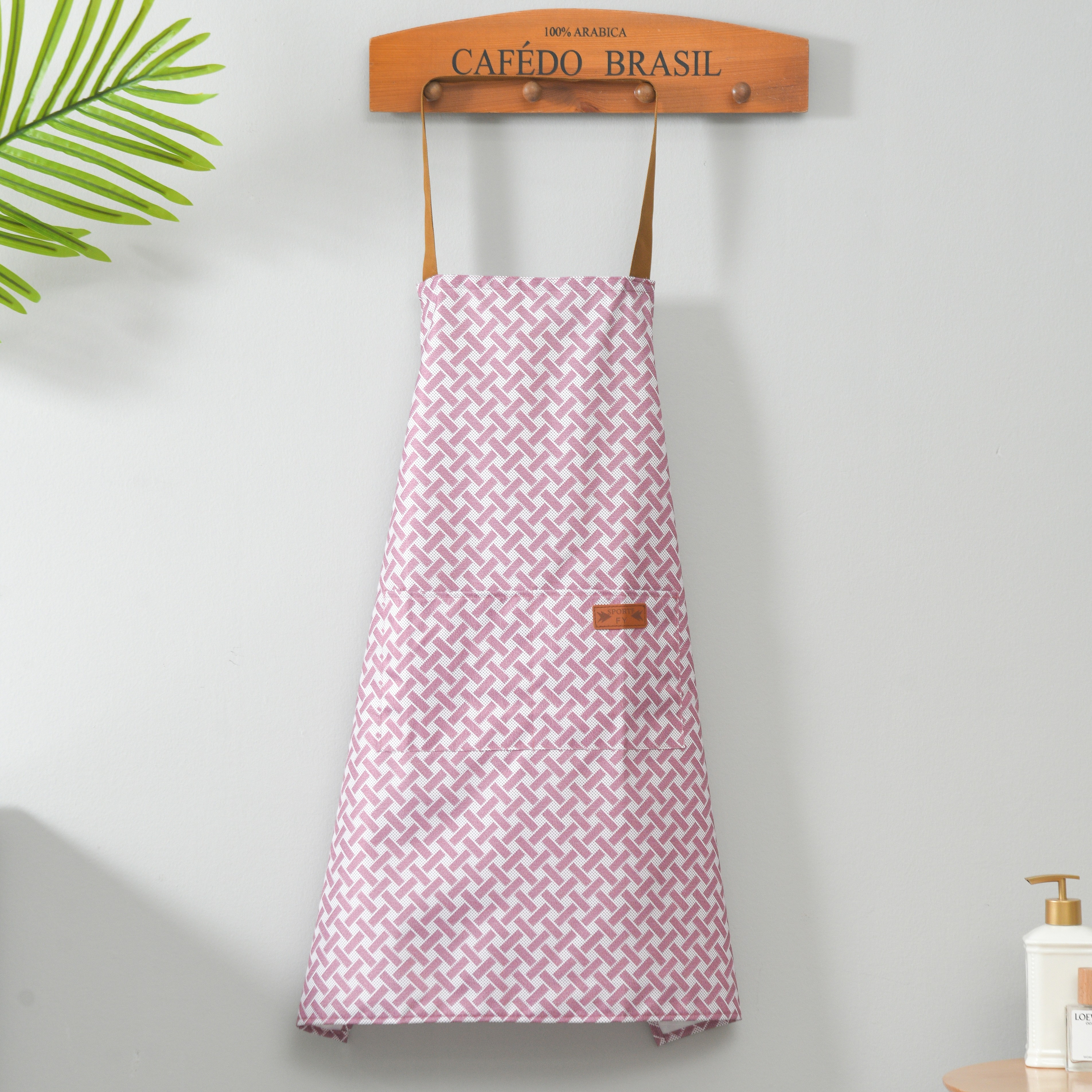 The household apron is oil-resistant and washable. The large apron is a durable kitchen utensware and a must-have for housewives Application Scenario