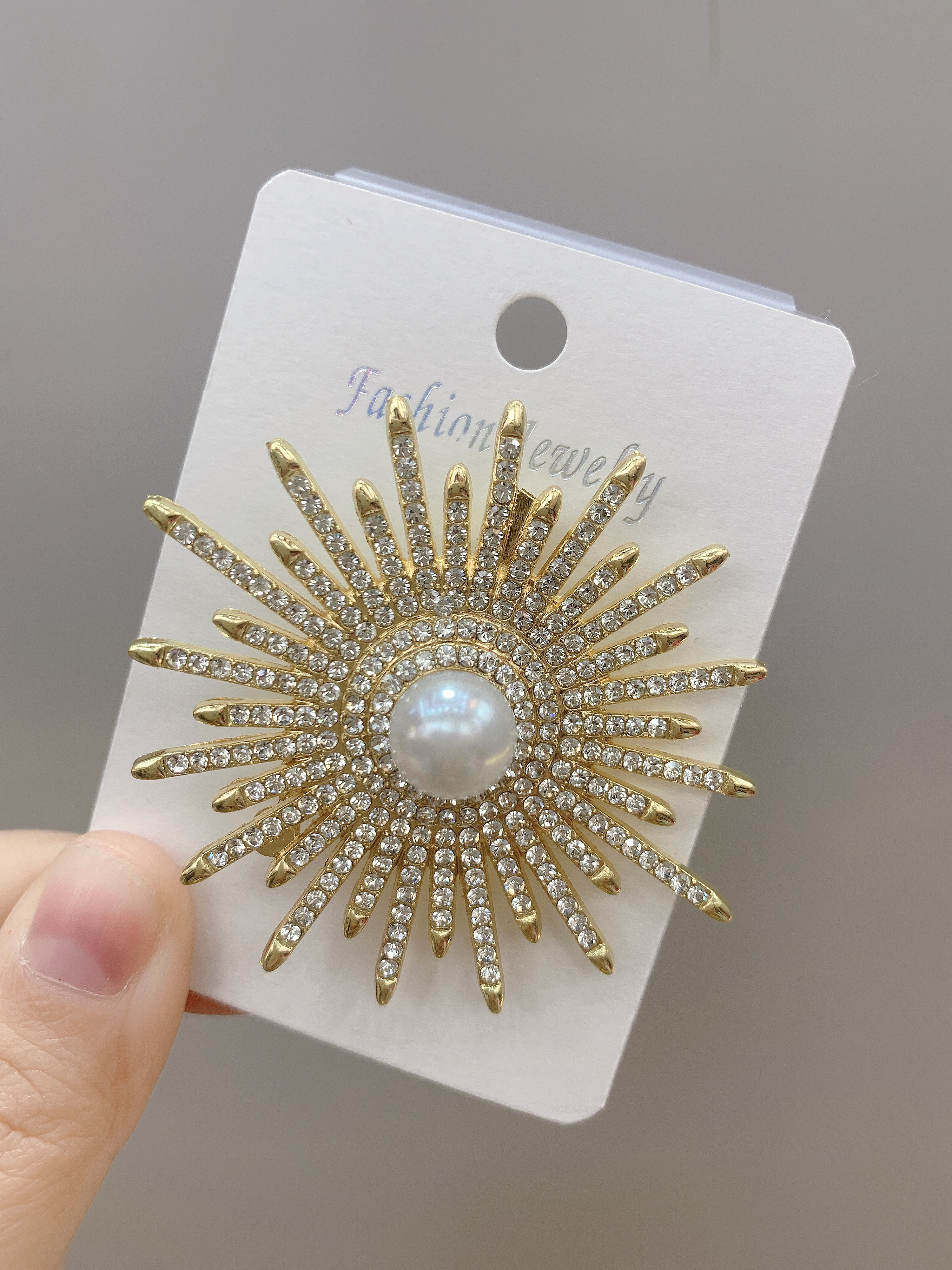 时尚珠宝花朵造型胸针精致优雅女性饰品通勤礼物水晶水钻玻璃细节图