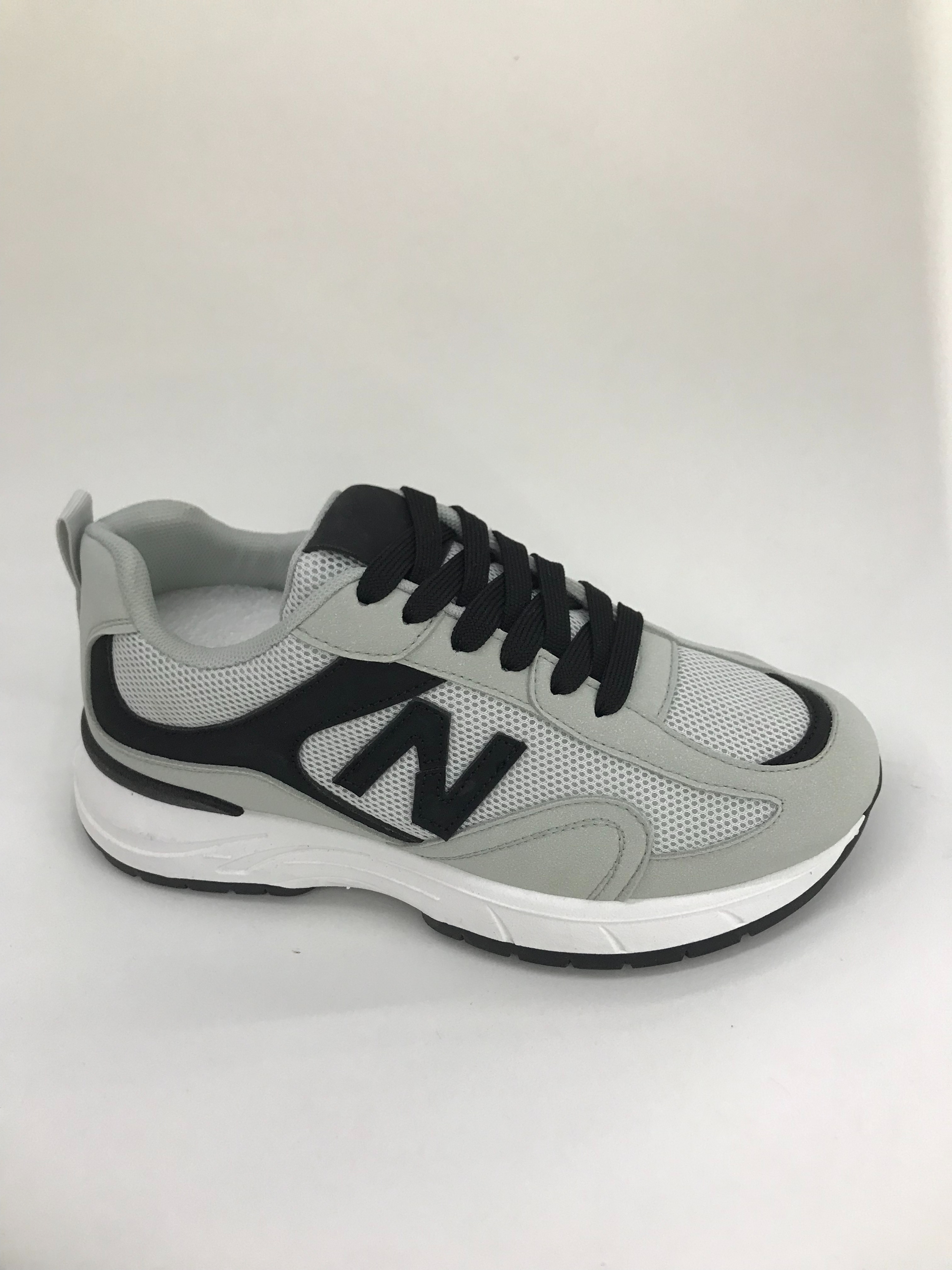 The sports shoes are lightweight and breathable. The women's running shoes are comfortable, wear-resistant and have light soles Item Picture