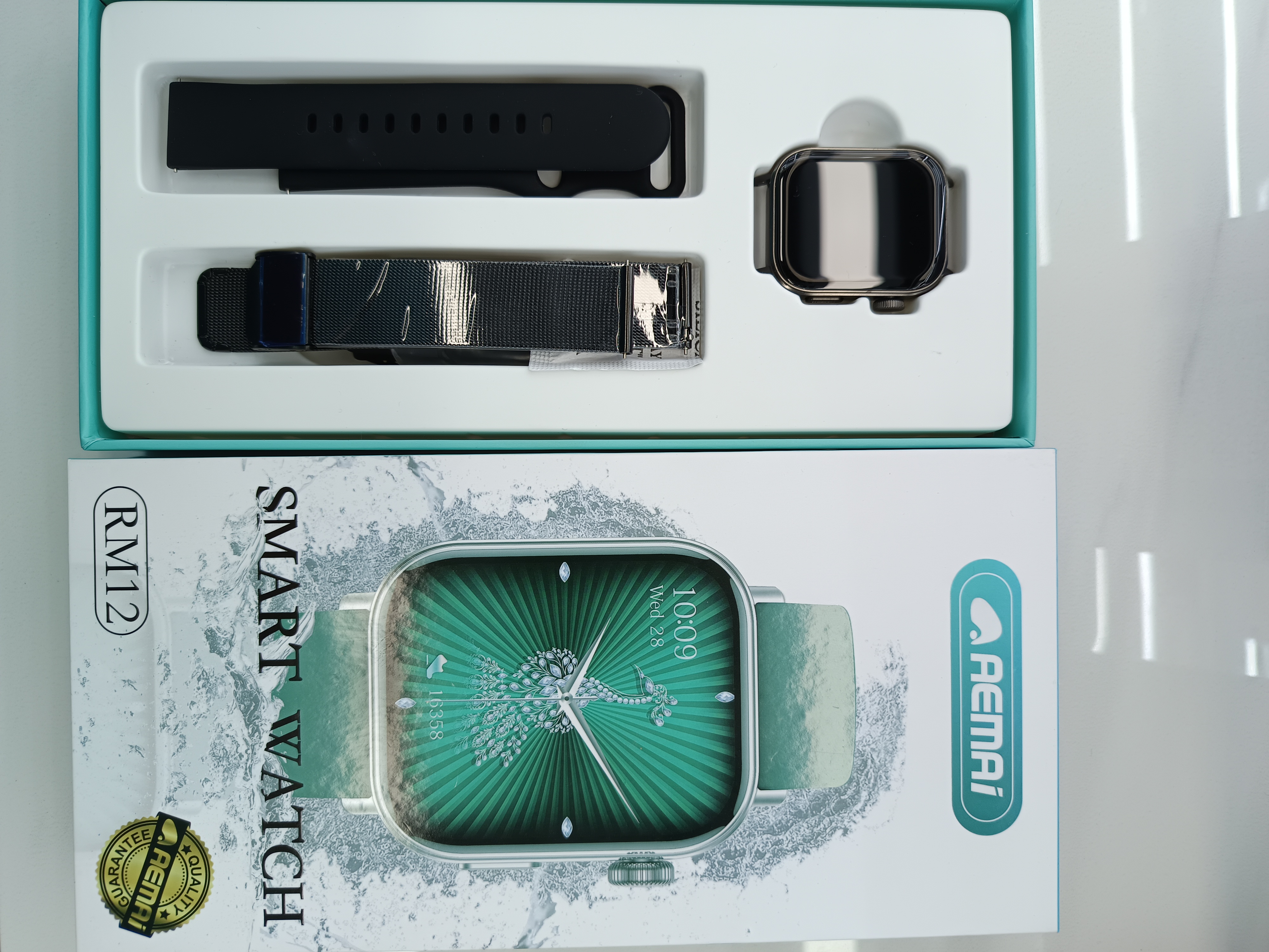 The AEMAI RM12 smart sports watch is equipped with a high-end heart rate monitoring, sports and sleep silicone strap details Picture