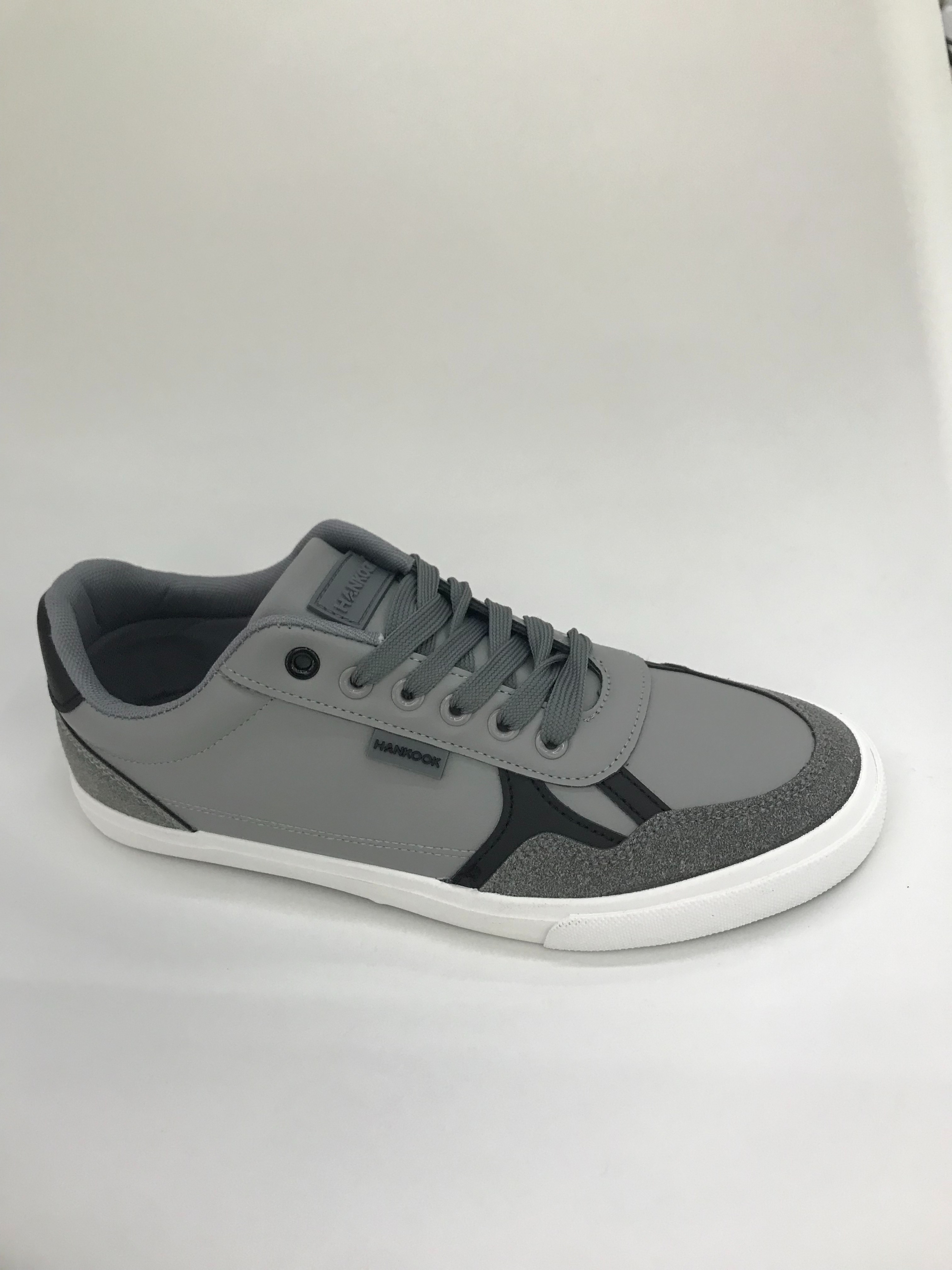 The sports board shoes are lightweight, breathable, and the men's running shoes are comfortable, anti-slip and wear-resistant details Picture