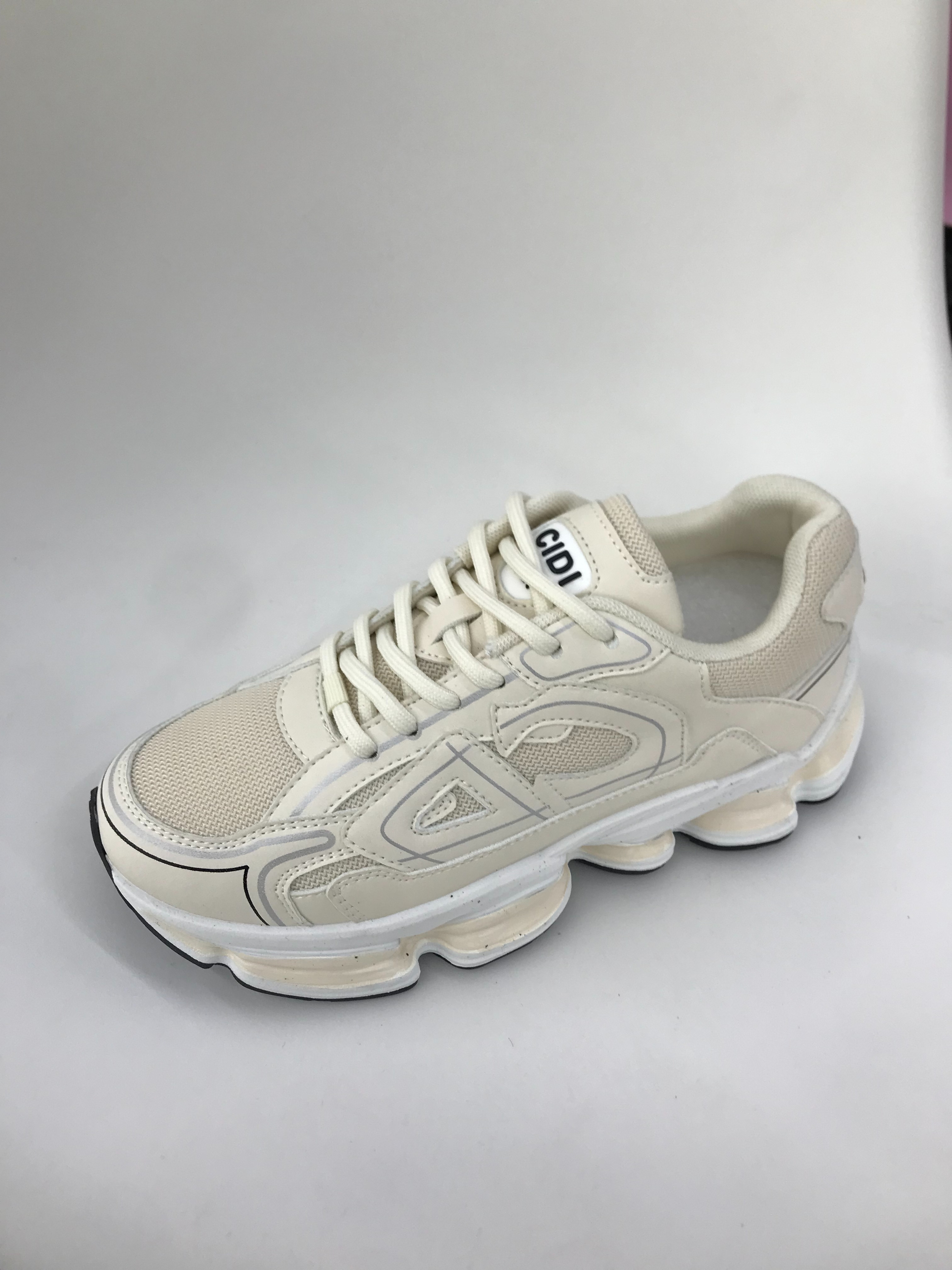 The grey sports shoes are breathable, comfortable, anti-slip and wear-resistant, suitable for men details Picture