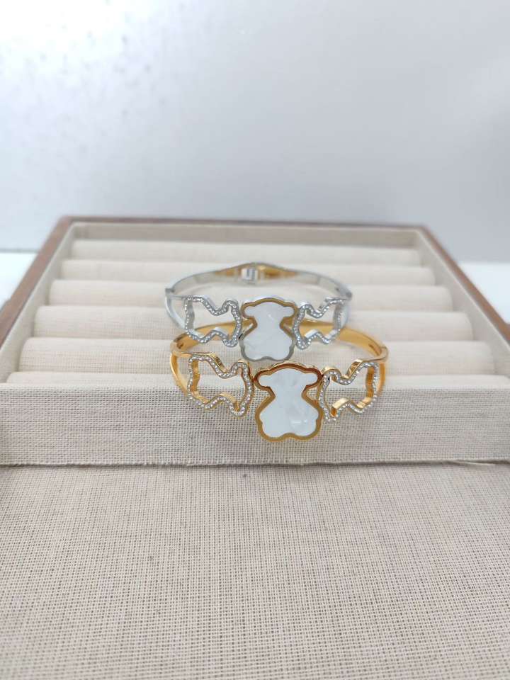 Rose gold bracelet, a fashionable and simple accessory for women, with a light luxury design. A stainless steel and titanium bracelet for your girlfriend
