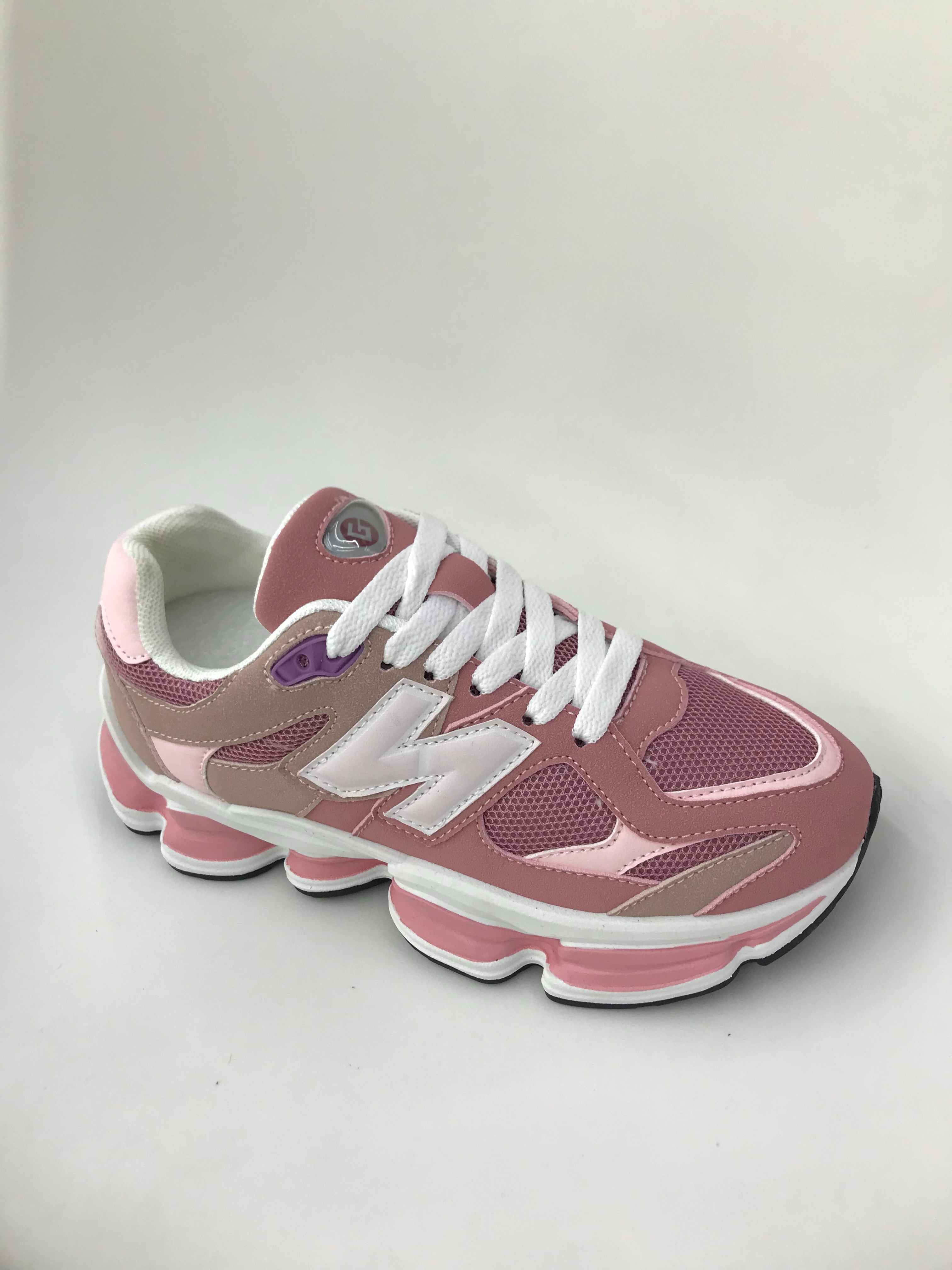 The spliced sports shoes are breathable, comfortable, anti-slip, wear-resistant and shock-absorbing Application Scenario