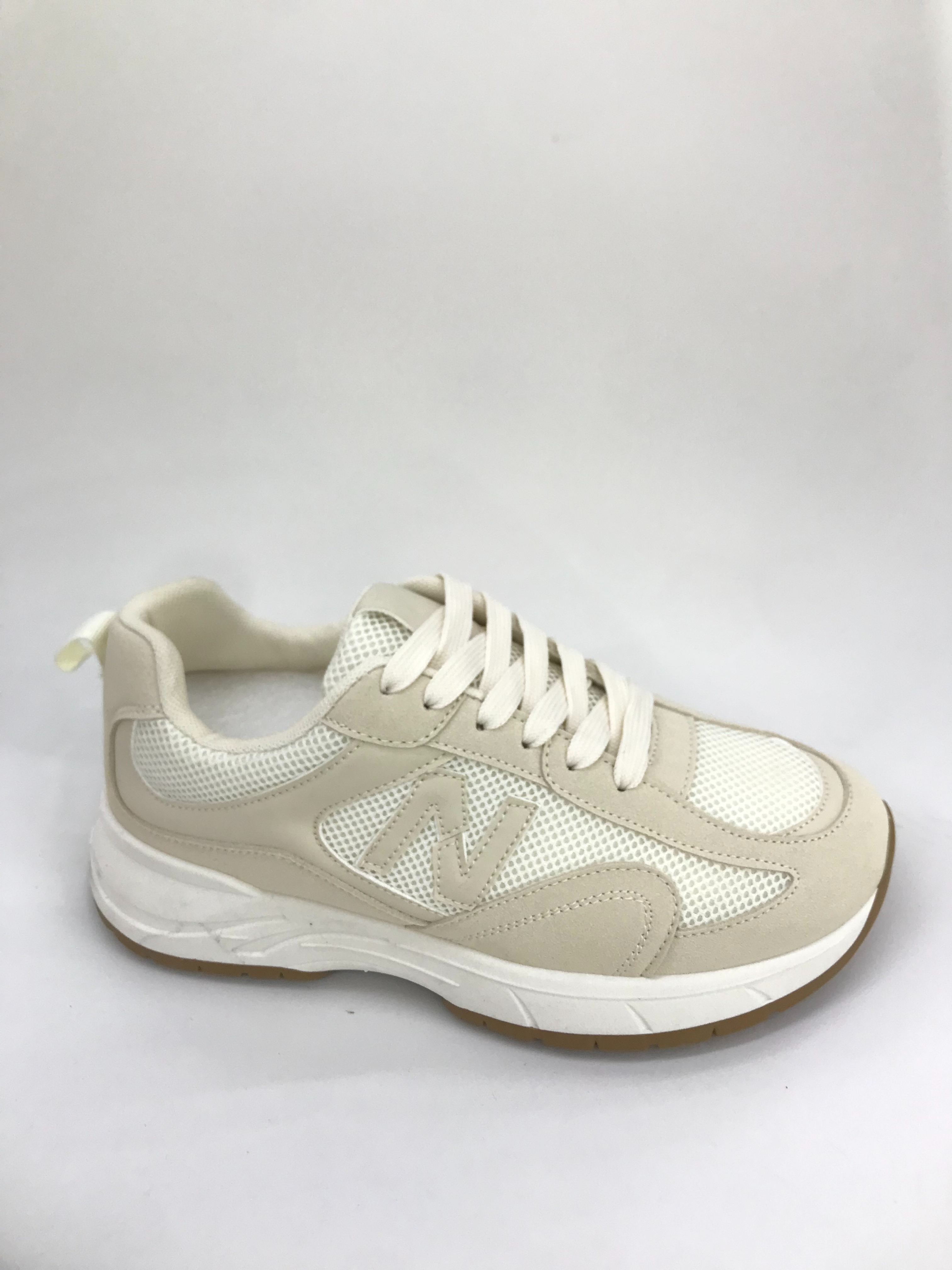 The sports shoes are lightweight and breathable. The women's running shoes are comfortable, wear-resistant and have light soles Application Scenario