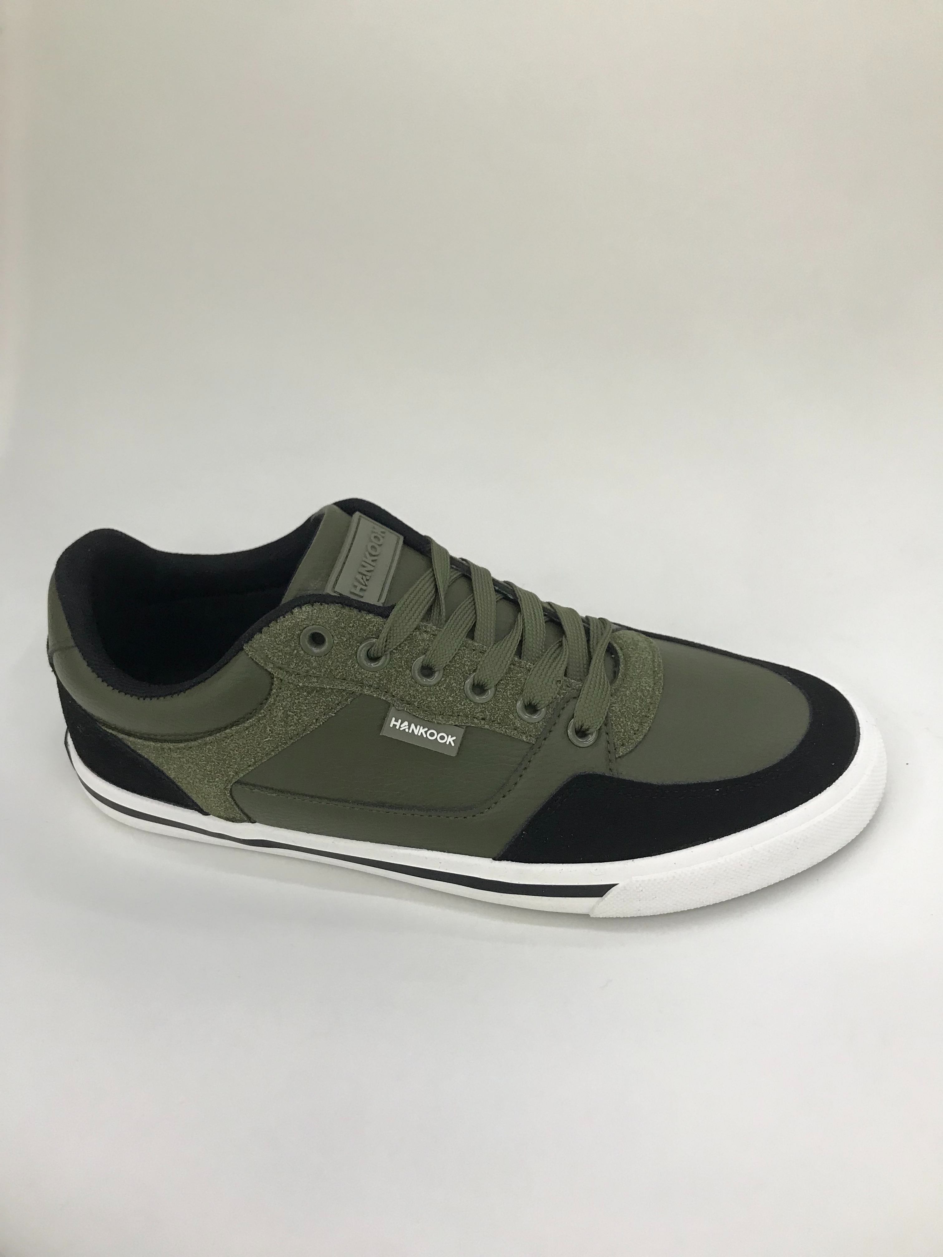 PU surface sports board shoes and lightweight shoes for men are comfortable, anti-slip and wear-resistant full figure