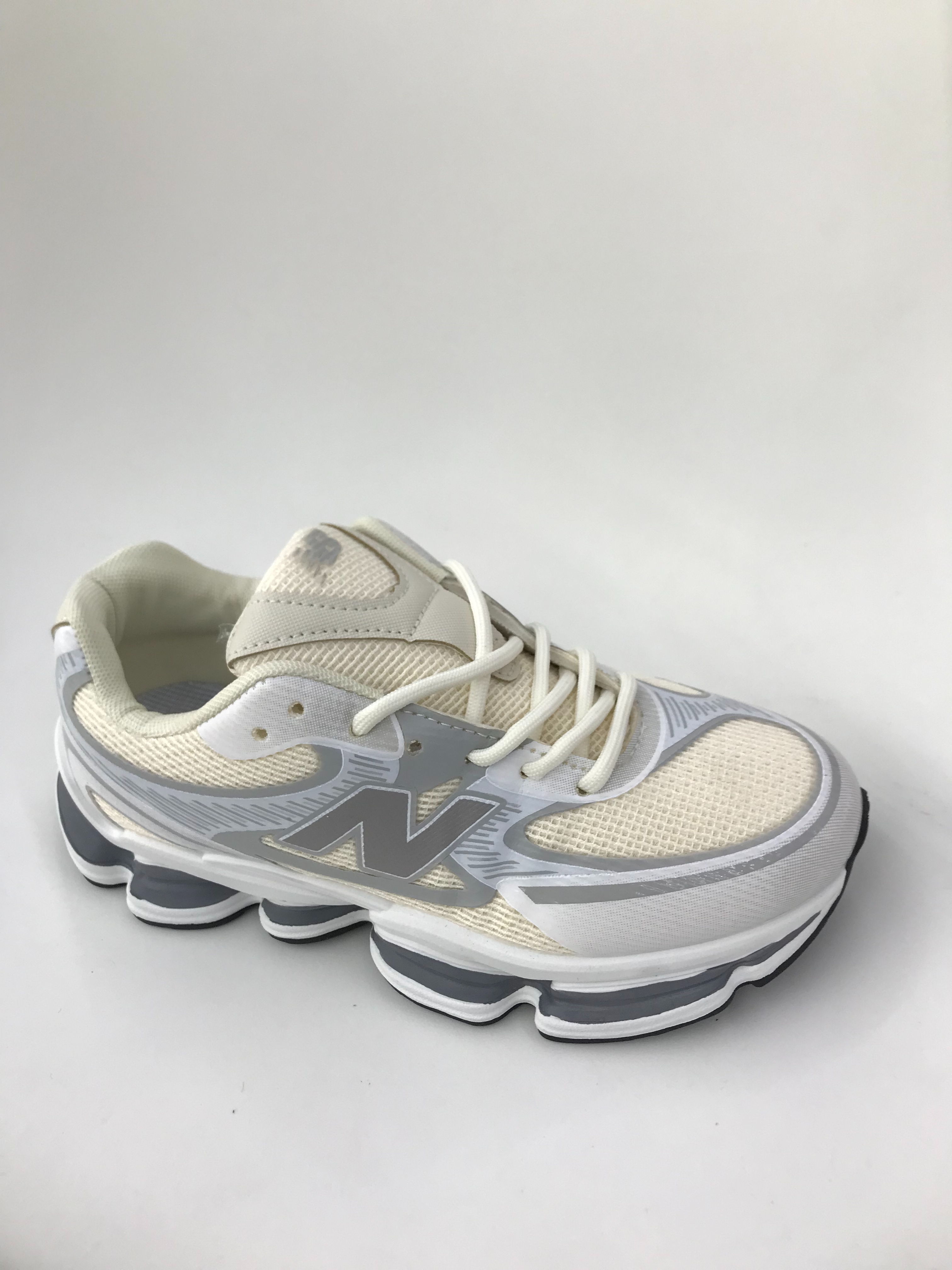 The spliced sports shoes are breathable, comfortable, anti-slip, wear-resistant and shock-absorbing details Picture