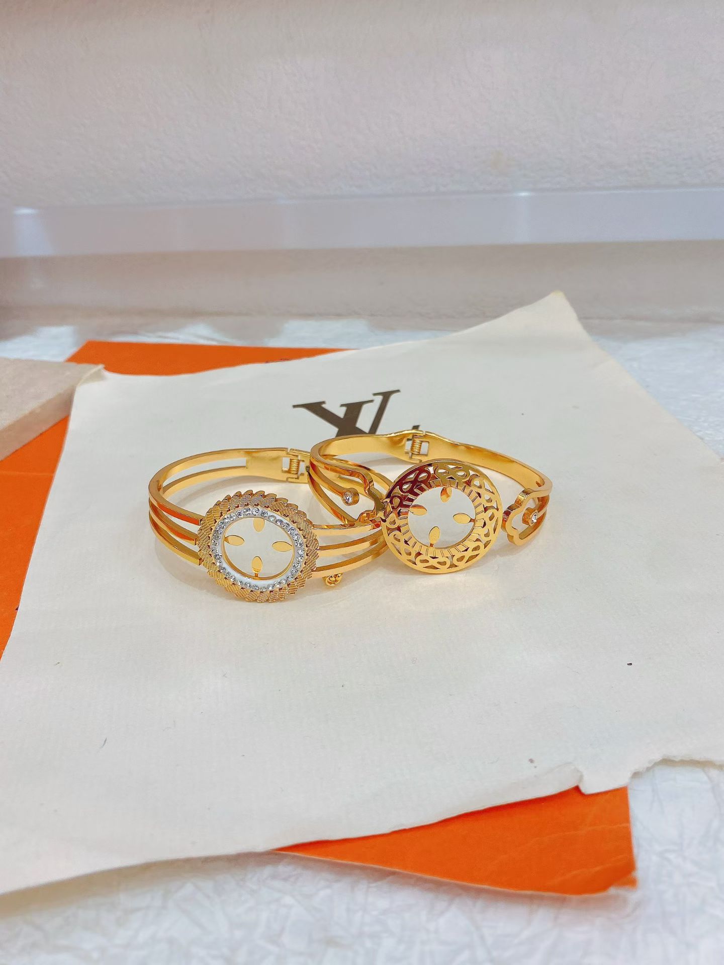 Stainless steel, titanium steel, gold electroplated bracelet jewelry, simple and fashionable feminine jewelry, a gift for your girlfriend Item Picture
