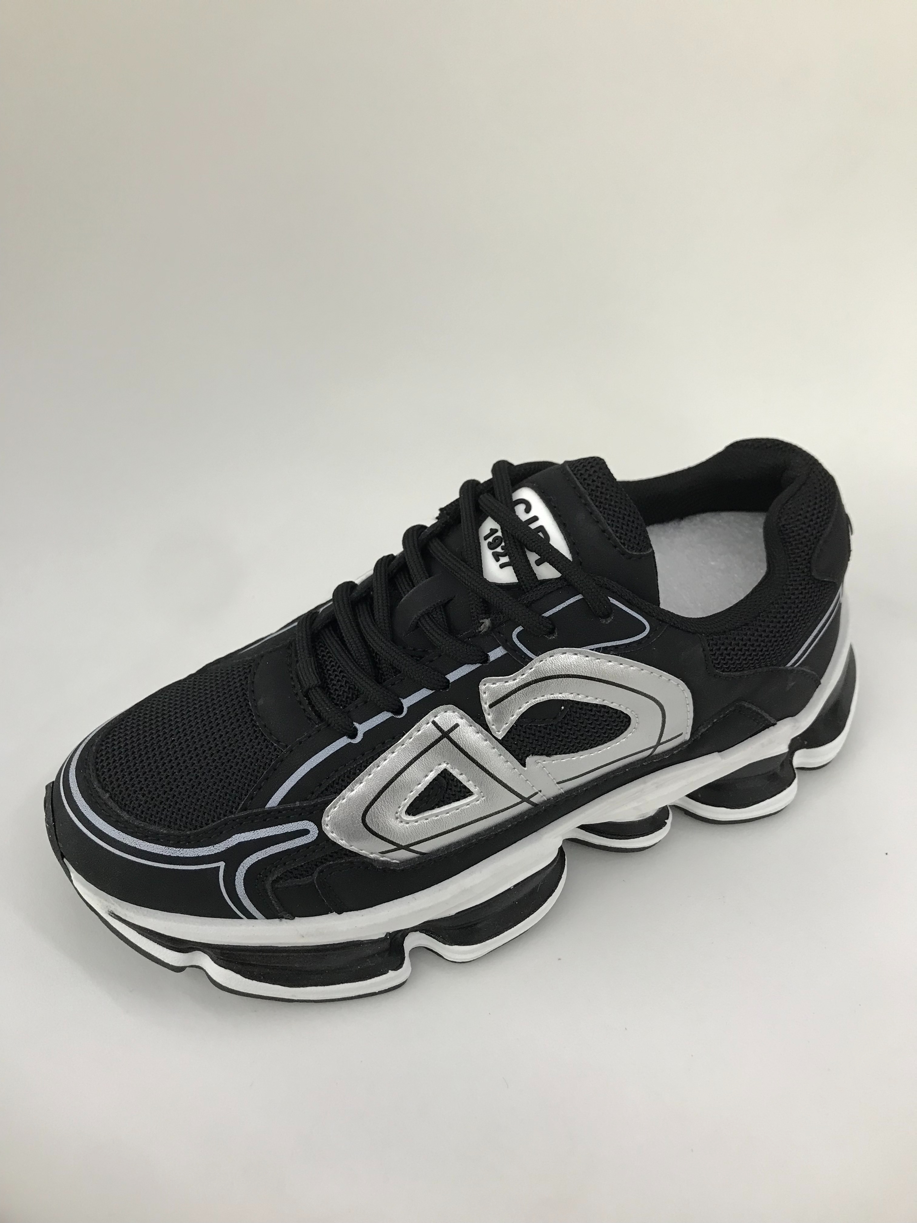 The grey sports shoes are breathable, comfortable, anti-slip and wear-resistant, suitable for men Application Scenario