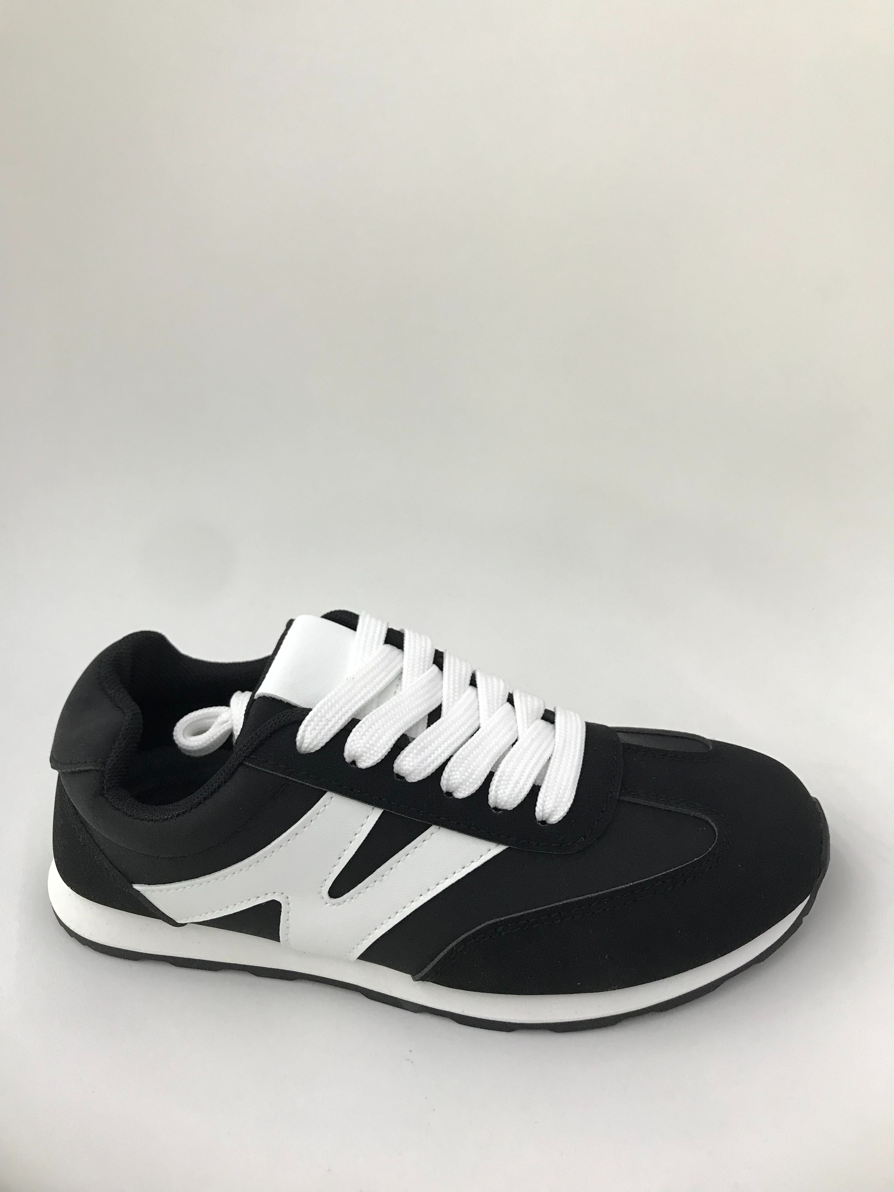 The sports shoes are breathable, lightweight, comfortable, anti-slip and wear-resistant. They are universal for women full figure