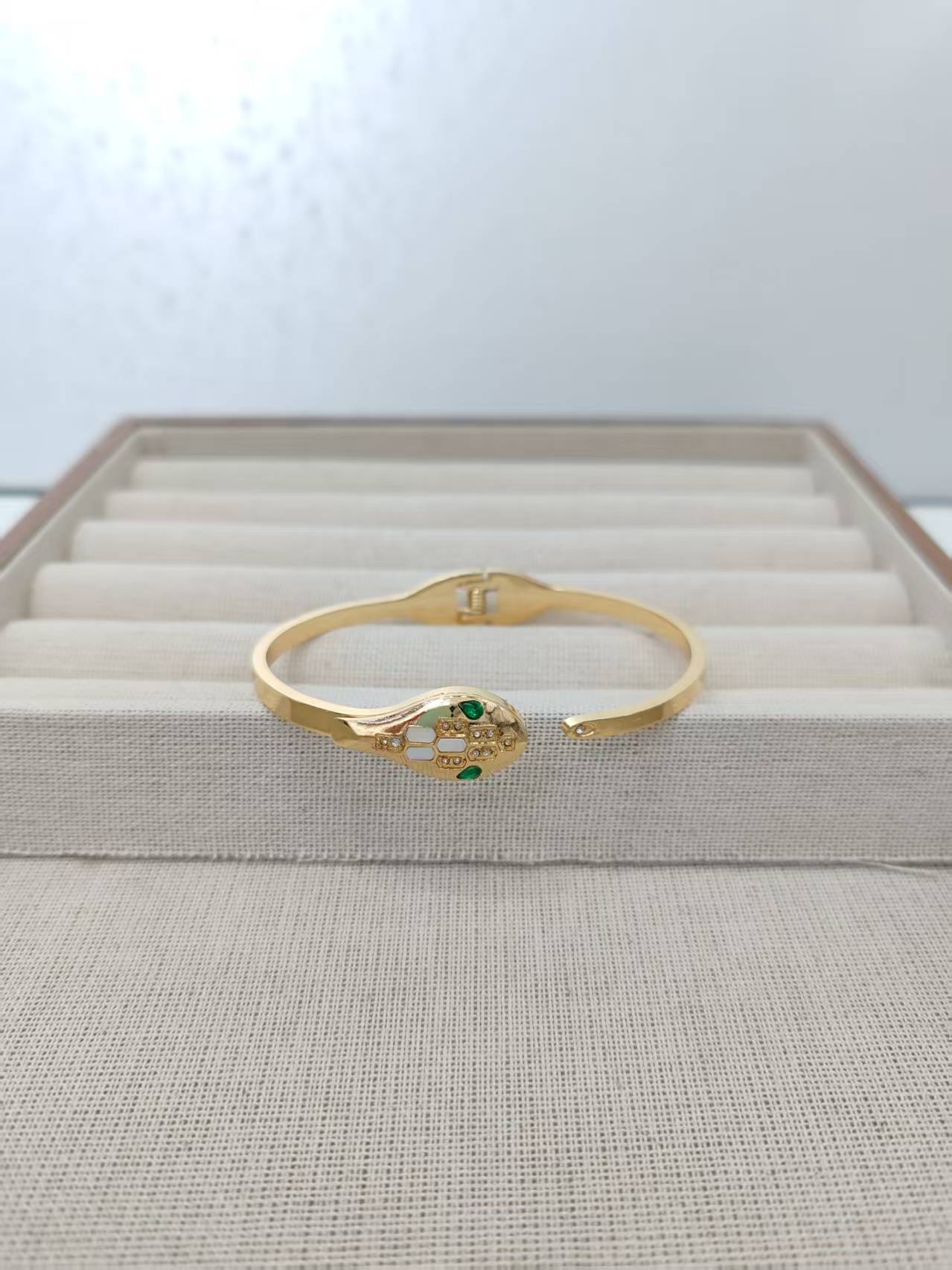 Rose gold bracelet, a fashionable and simple accessory for women, with a light luxury design. A stainless steel and titanium bracelet for your girlfriend Item Picture