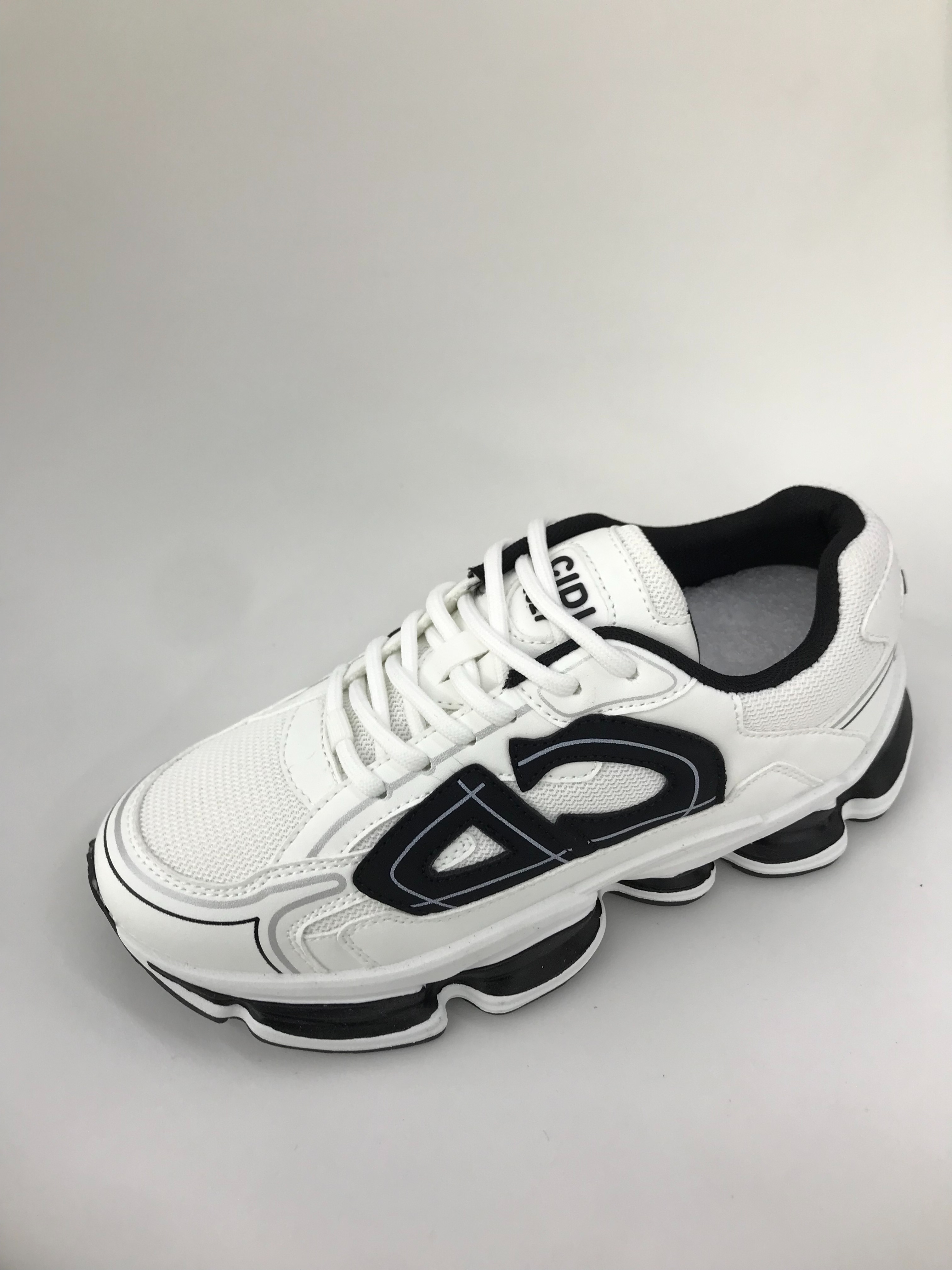 The grey sports shoes are breathable, comfortable, anti-slip and wear-resistant, suitable for men Specification drawing