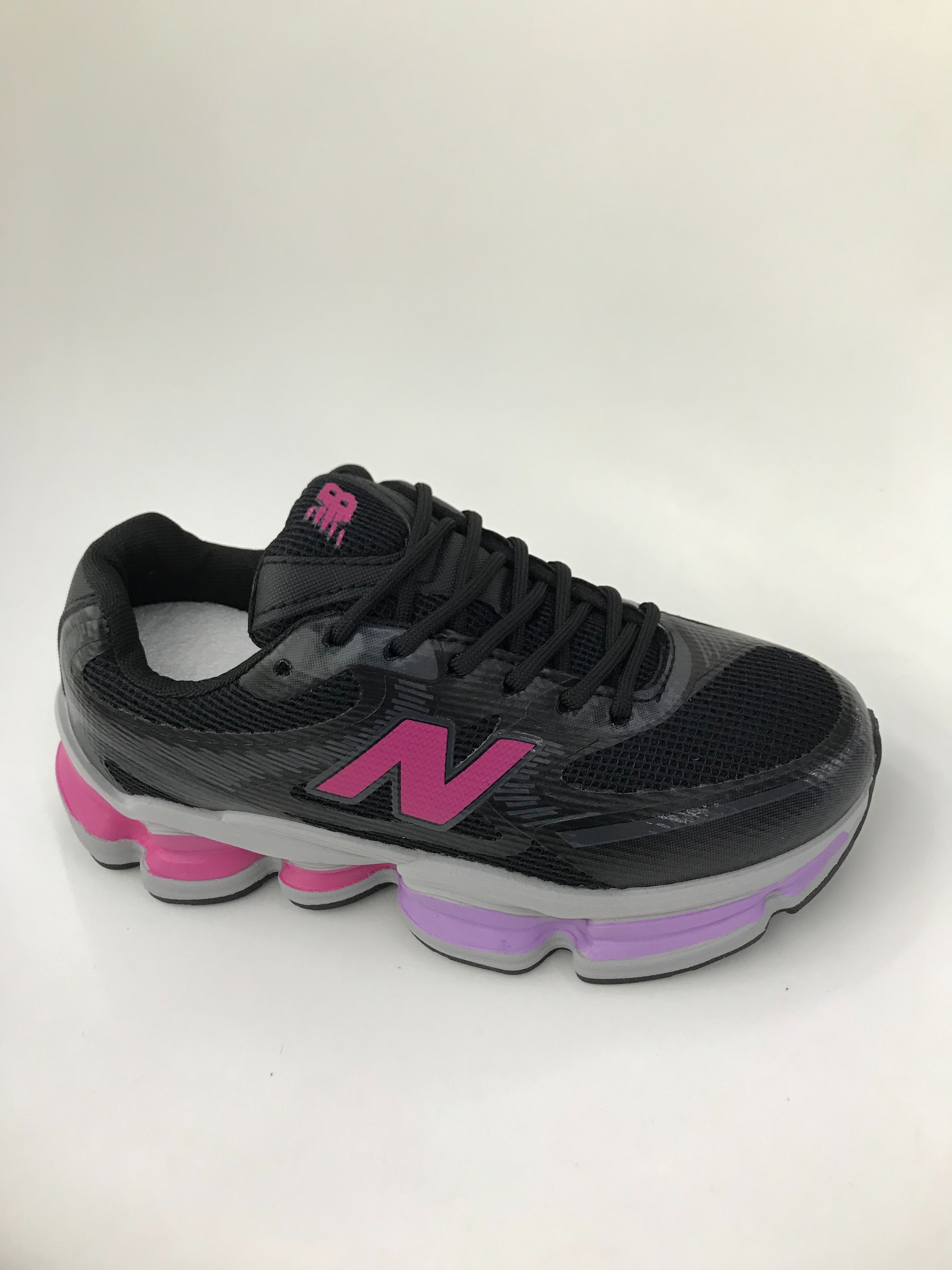 The spliced sports shoes are breathable, comfortable, anti-slip, wear-resistant and shock-absorbing full figure