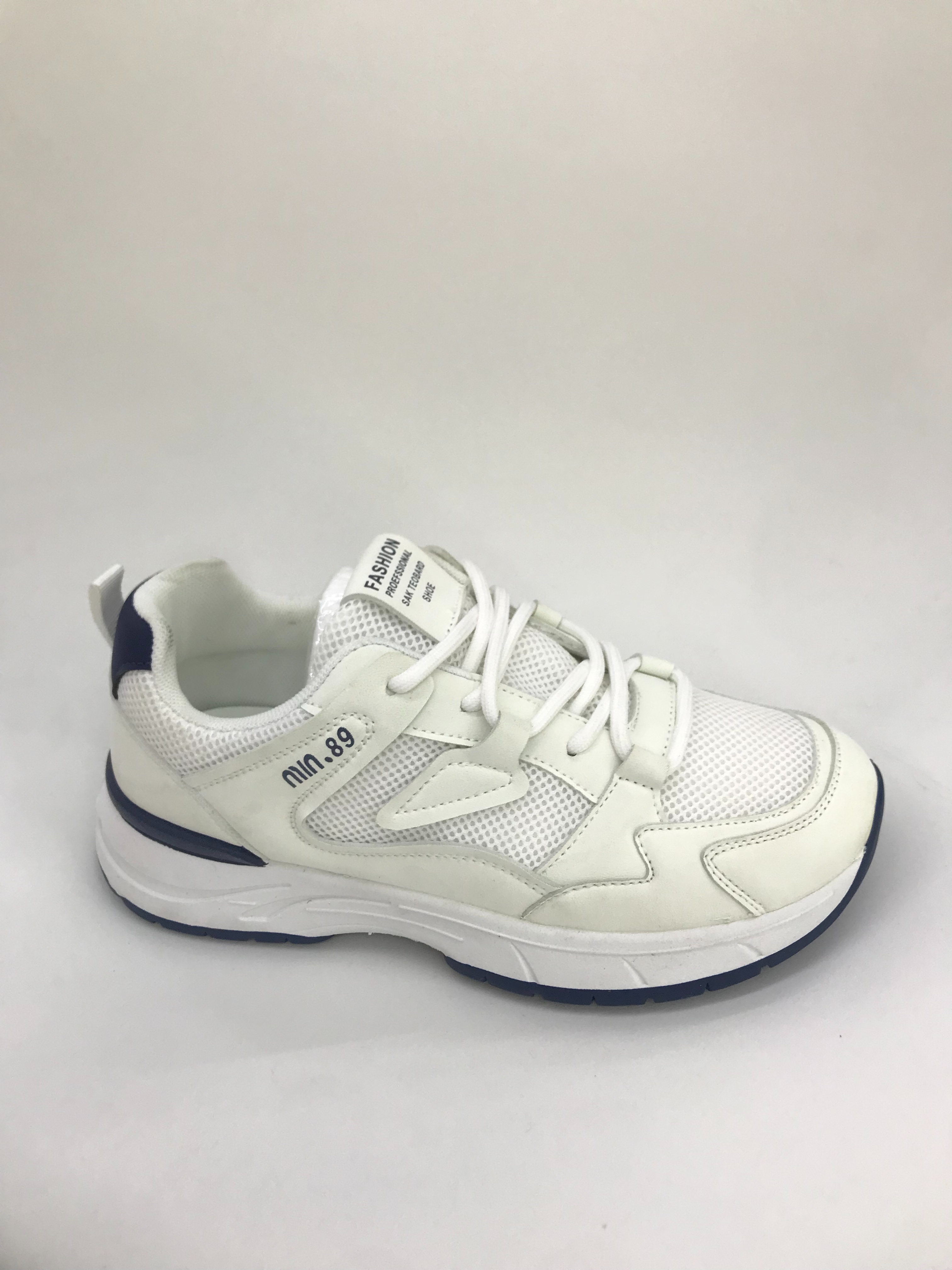 White sports shoes for women, breathable and lightweight, casual shoes for daily wear Application Scenario