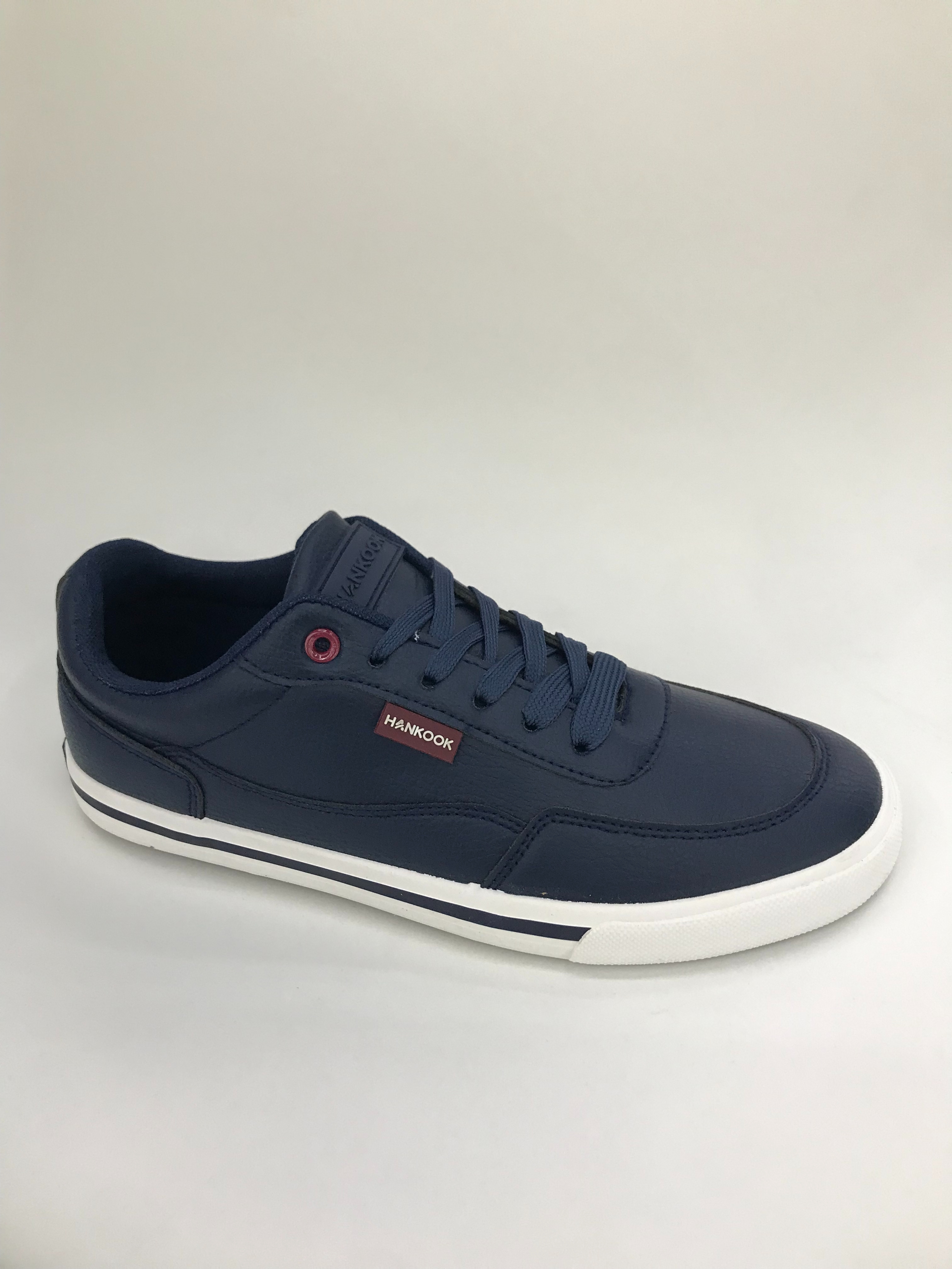 Dark blue sports shoes are lightweight, breathable, anti-slip and wear-resistant. New skate shoes are fashionable full figure